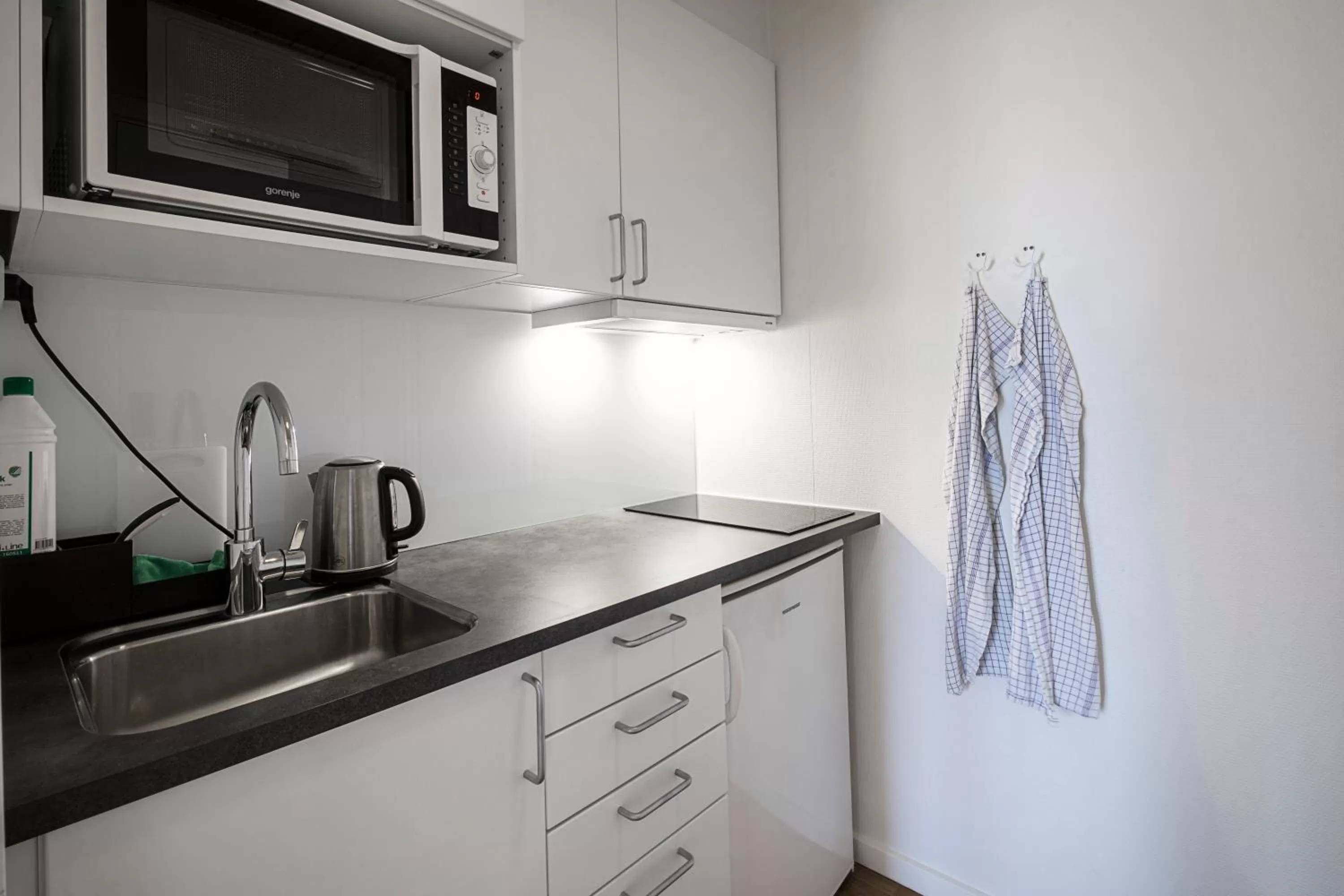 Kitchen or kitchenette in KOMPAS Hotel Aalborg
