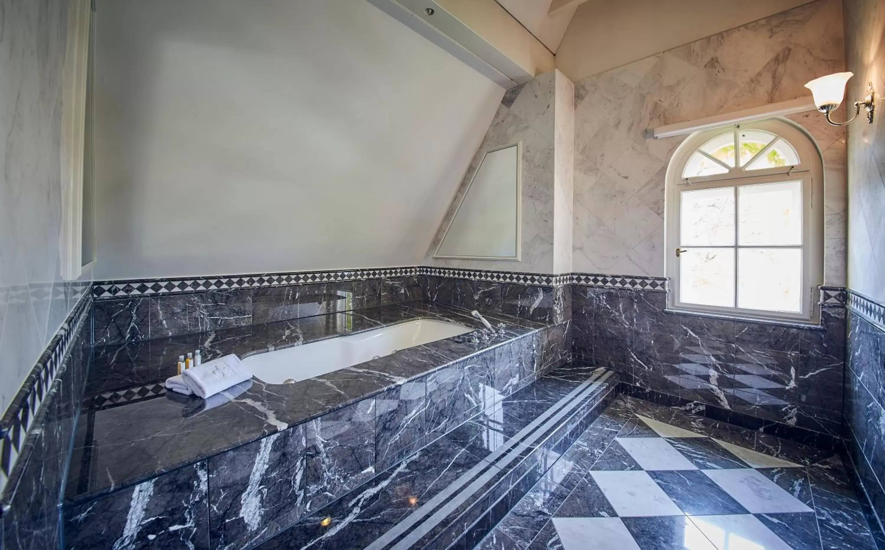 Bath, Bathroom in Falkensteiner Schlosshotel Velden – The Leading Hotels of the World