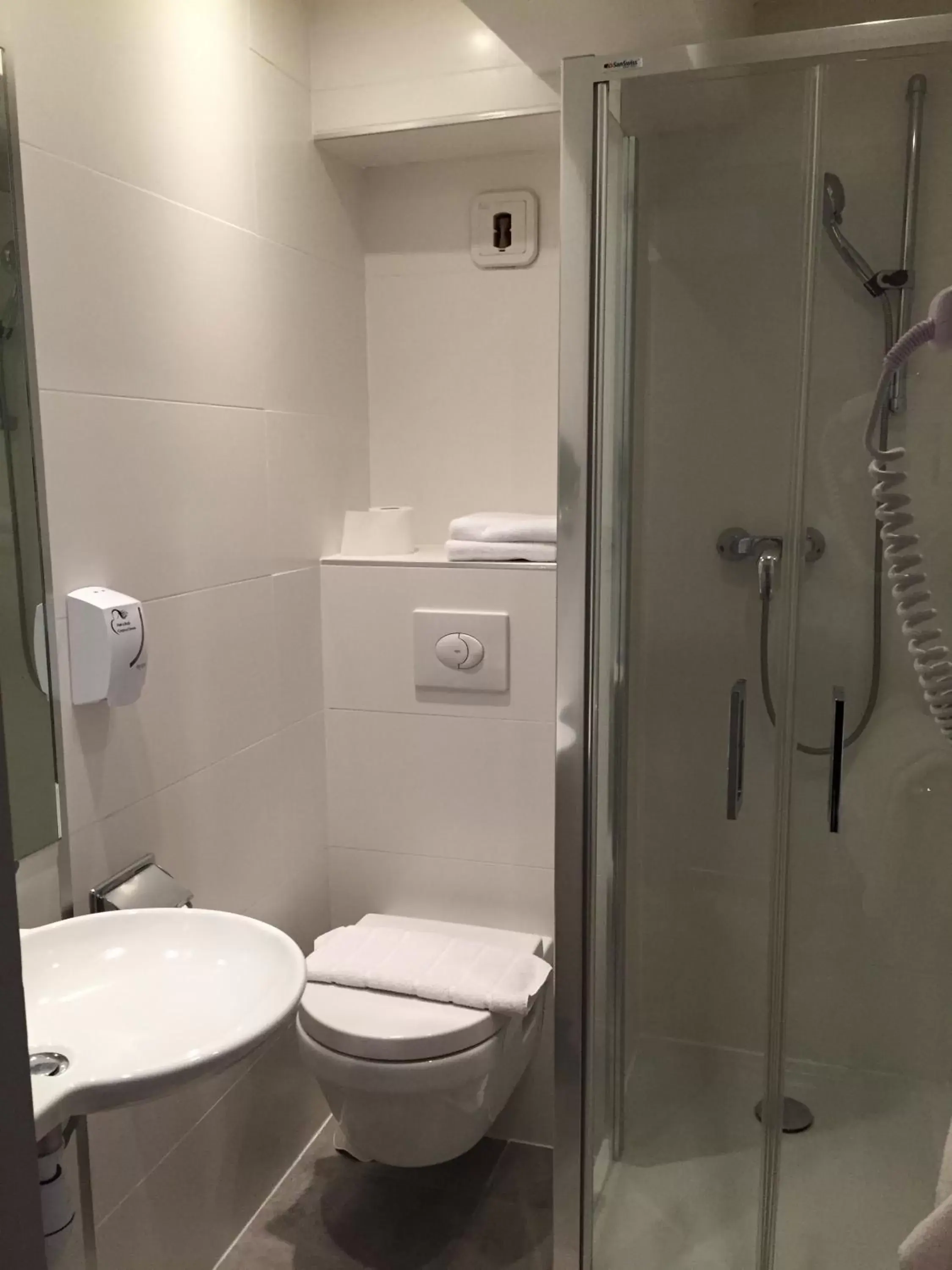 Shower, Bathroom in Hotel Restaurant Au Cerf d'Or