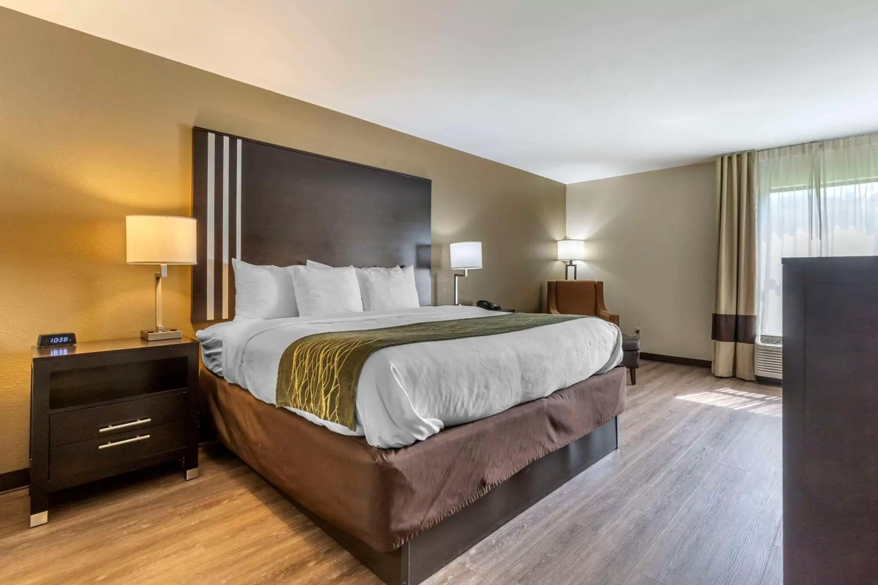 Bedroom, Bed in Comfort Inn Marion near Downtown & Blue Ridge PKWY