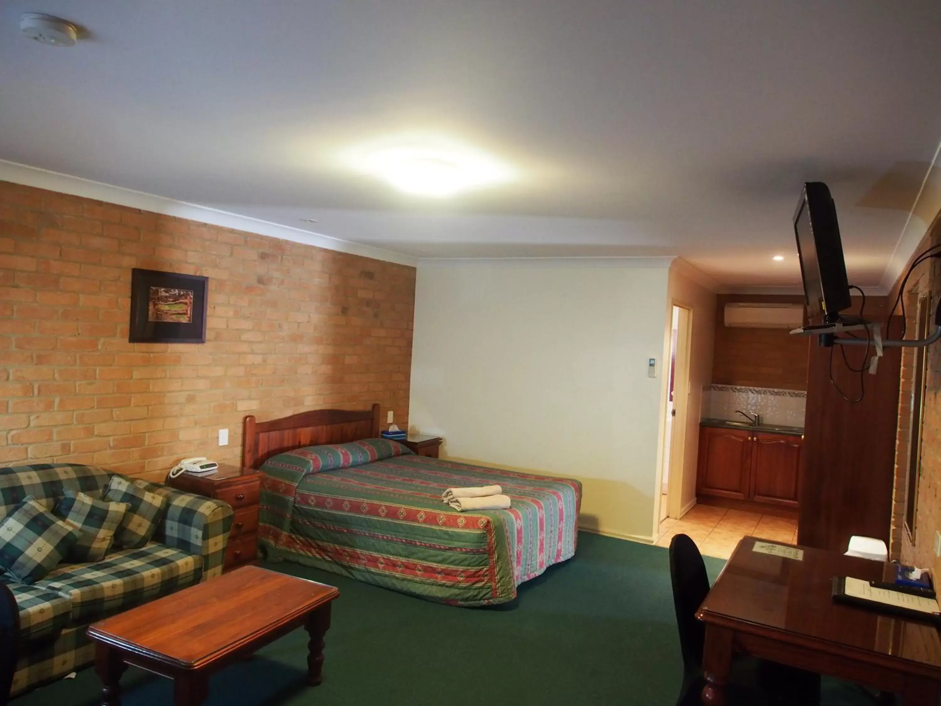 Bed in Cobar Town & Country Motor Inn