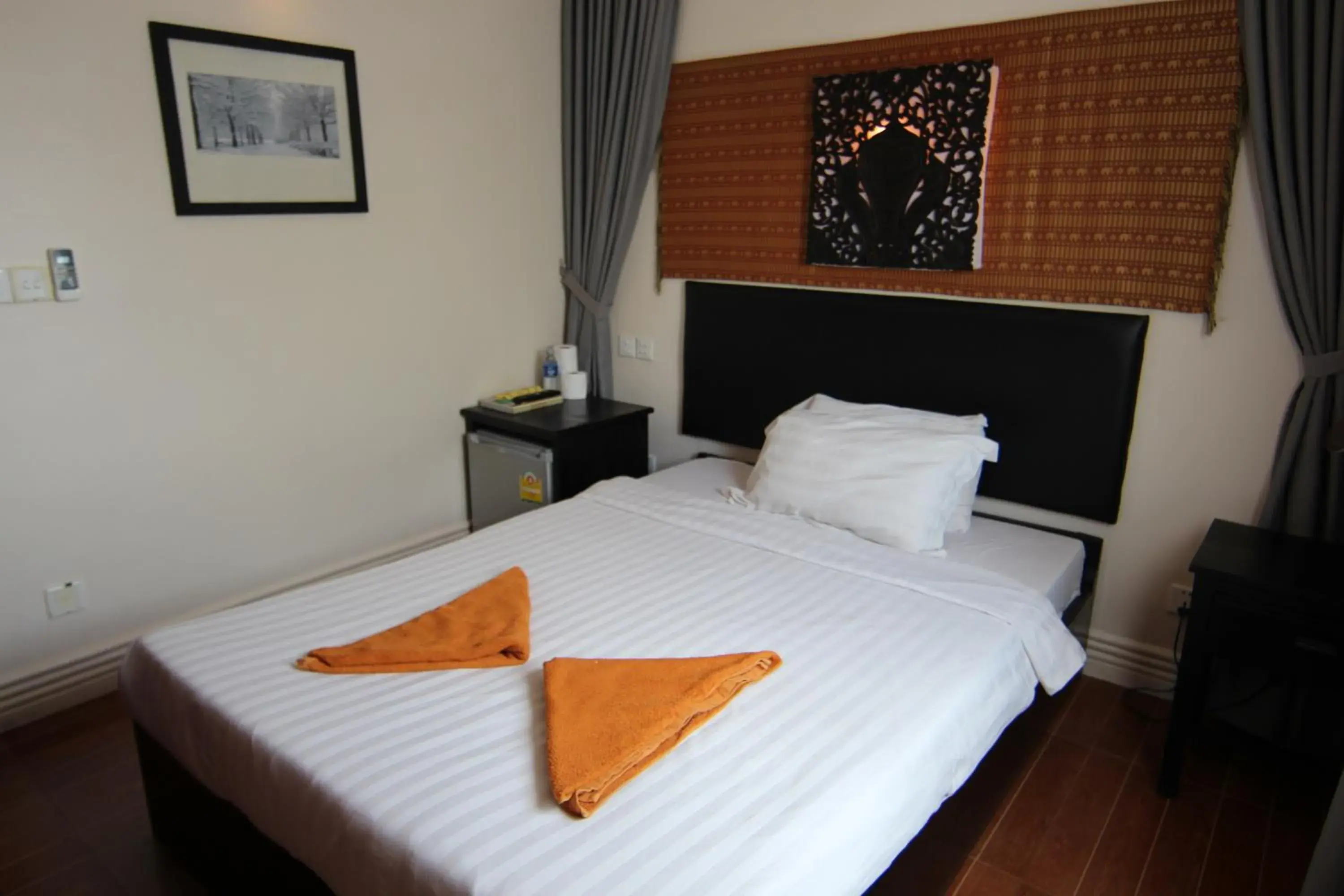 cot, Bed in Naga Angkor Hostel