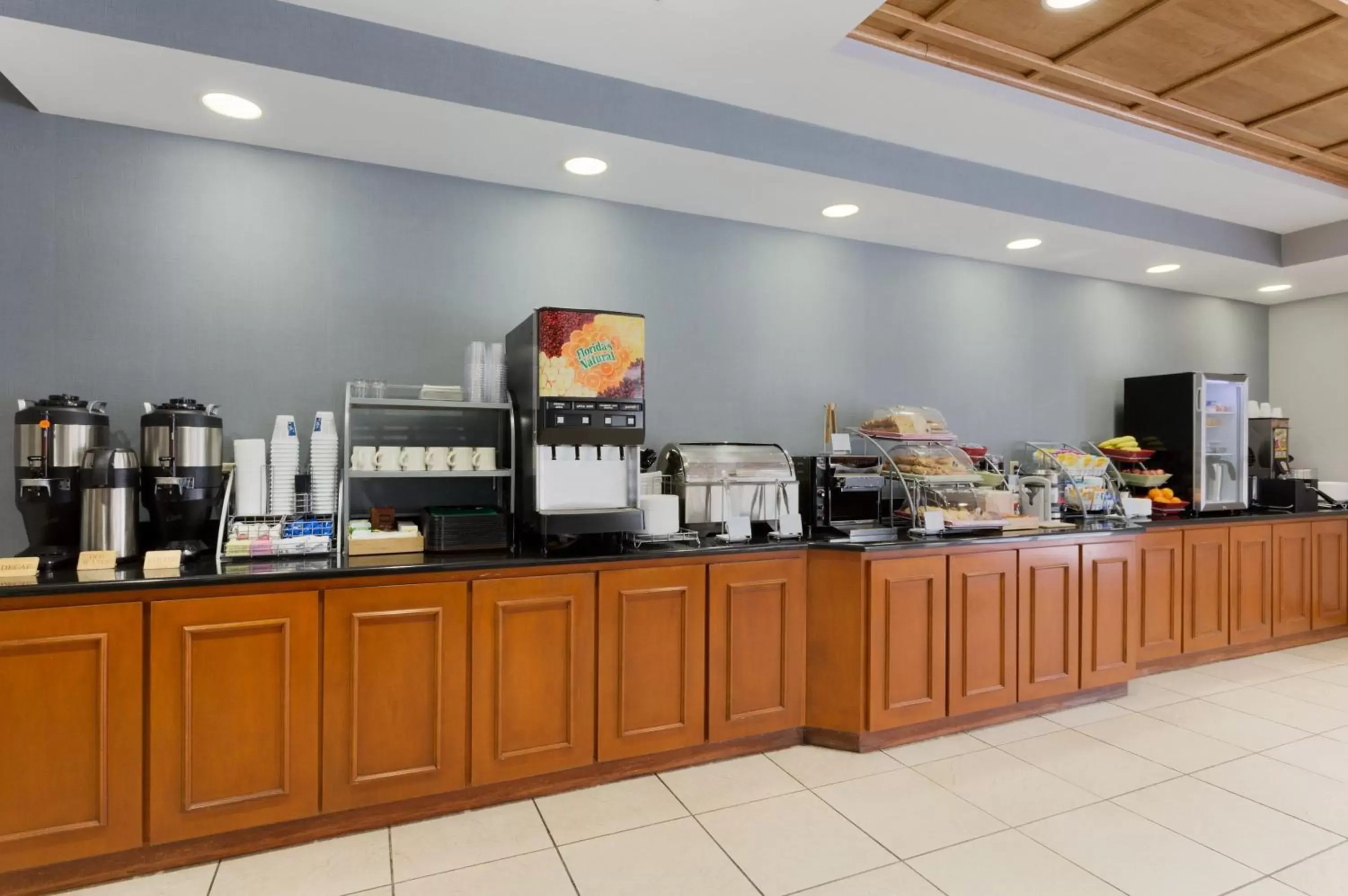 Dining area, Food in Wingate by Wyndham Sylvania-Toledo