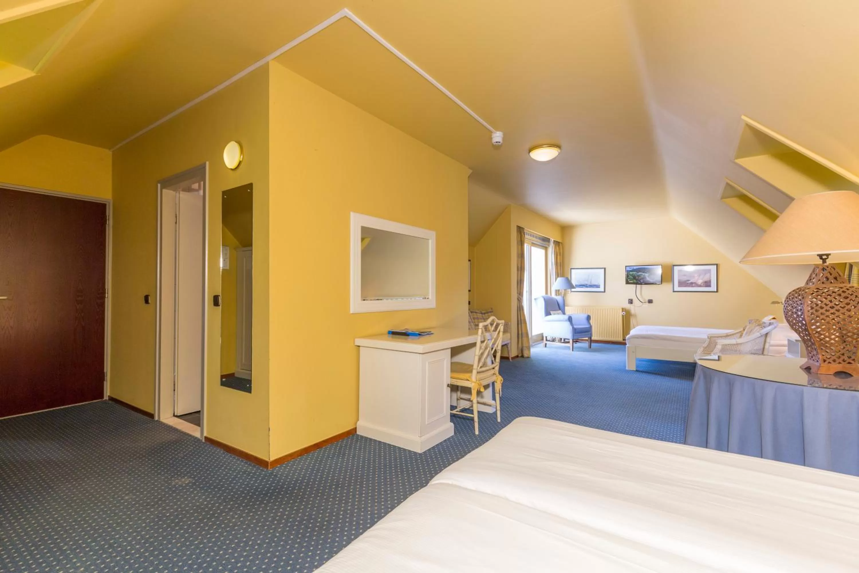 Photo of the whole room, Bed in Fletcher Hotel-Restaurant Kasteel Erenstein