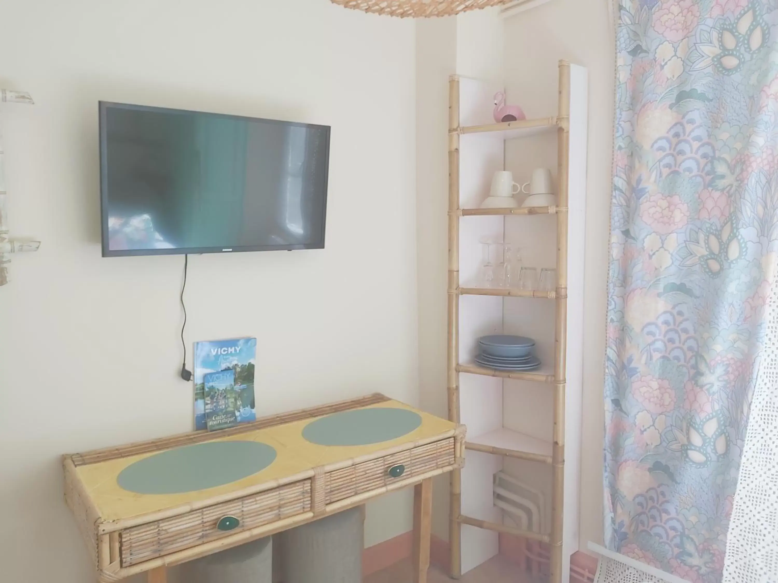TV and multimedia, TV/Entertainment Center in Vichy Sejour