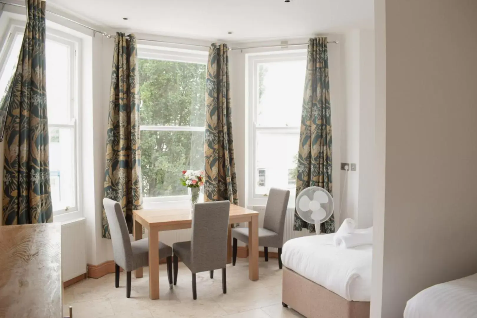 Photo of the whole room, Dining Area in Osborne Aparthotel