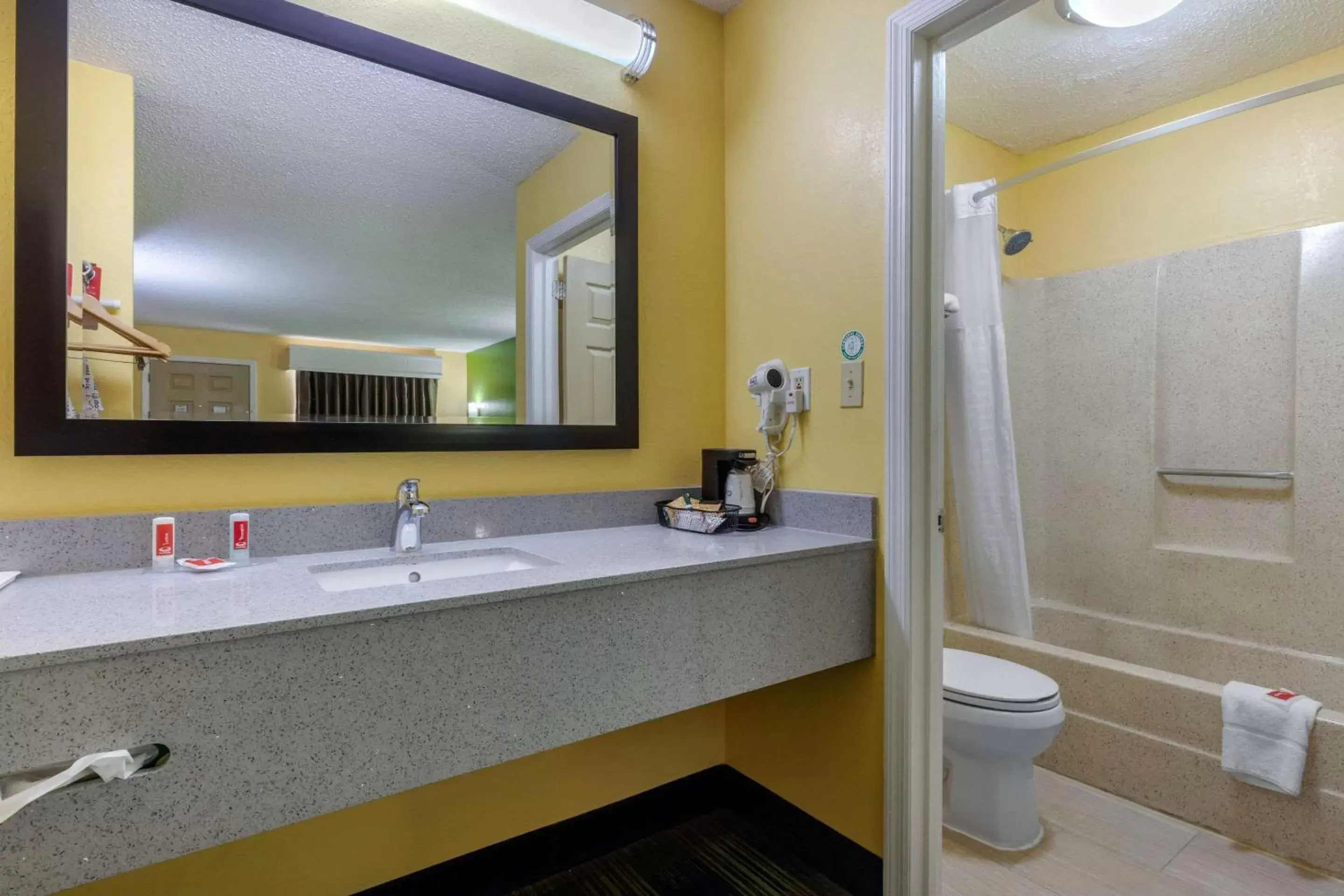 Bathroom in Econo Lodge Nashville Airport East