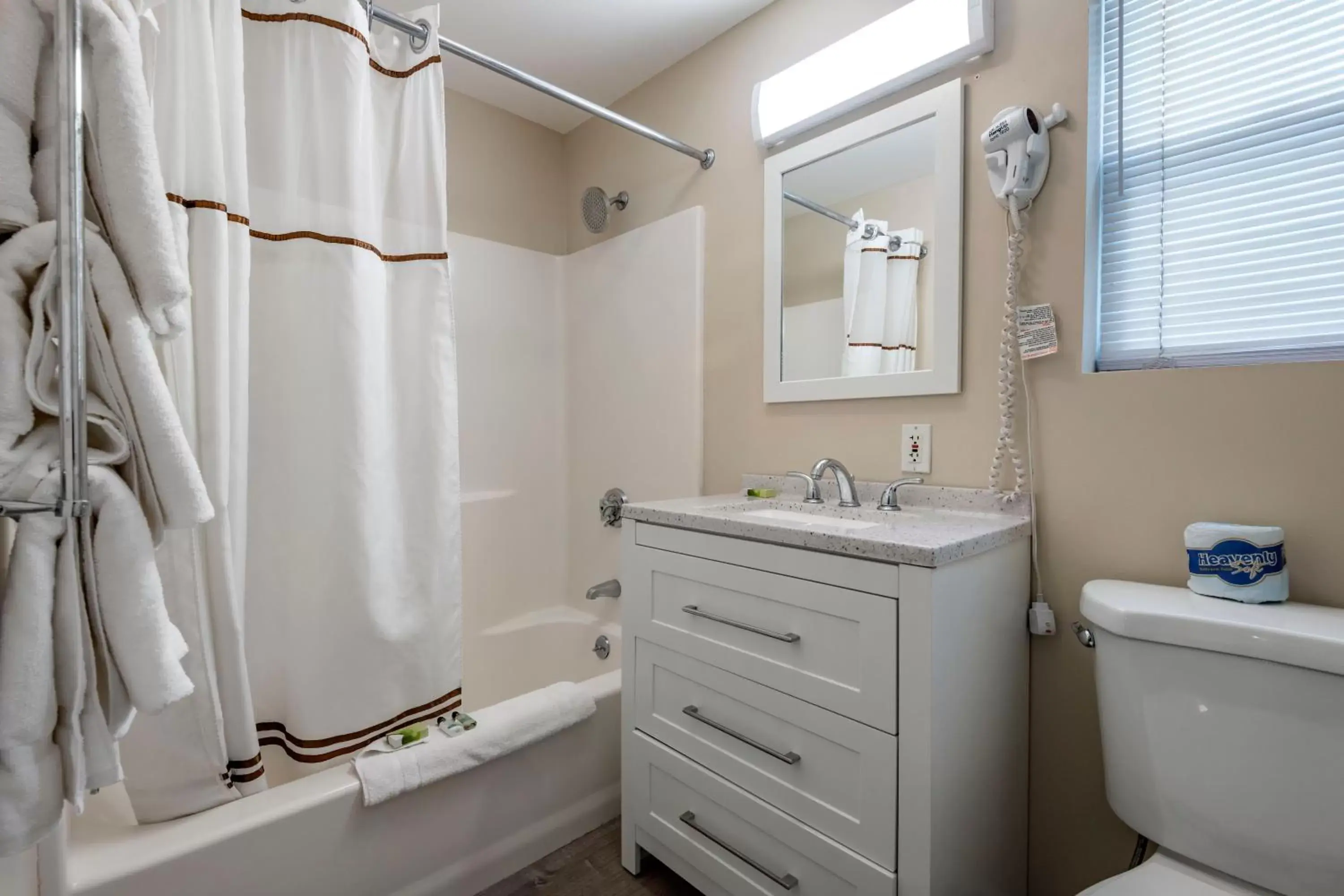 Bathroom in Anchor Inn and Cottages Wells-Ogunquit