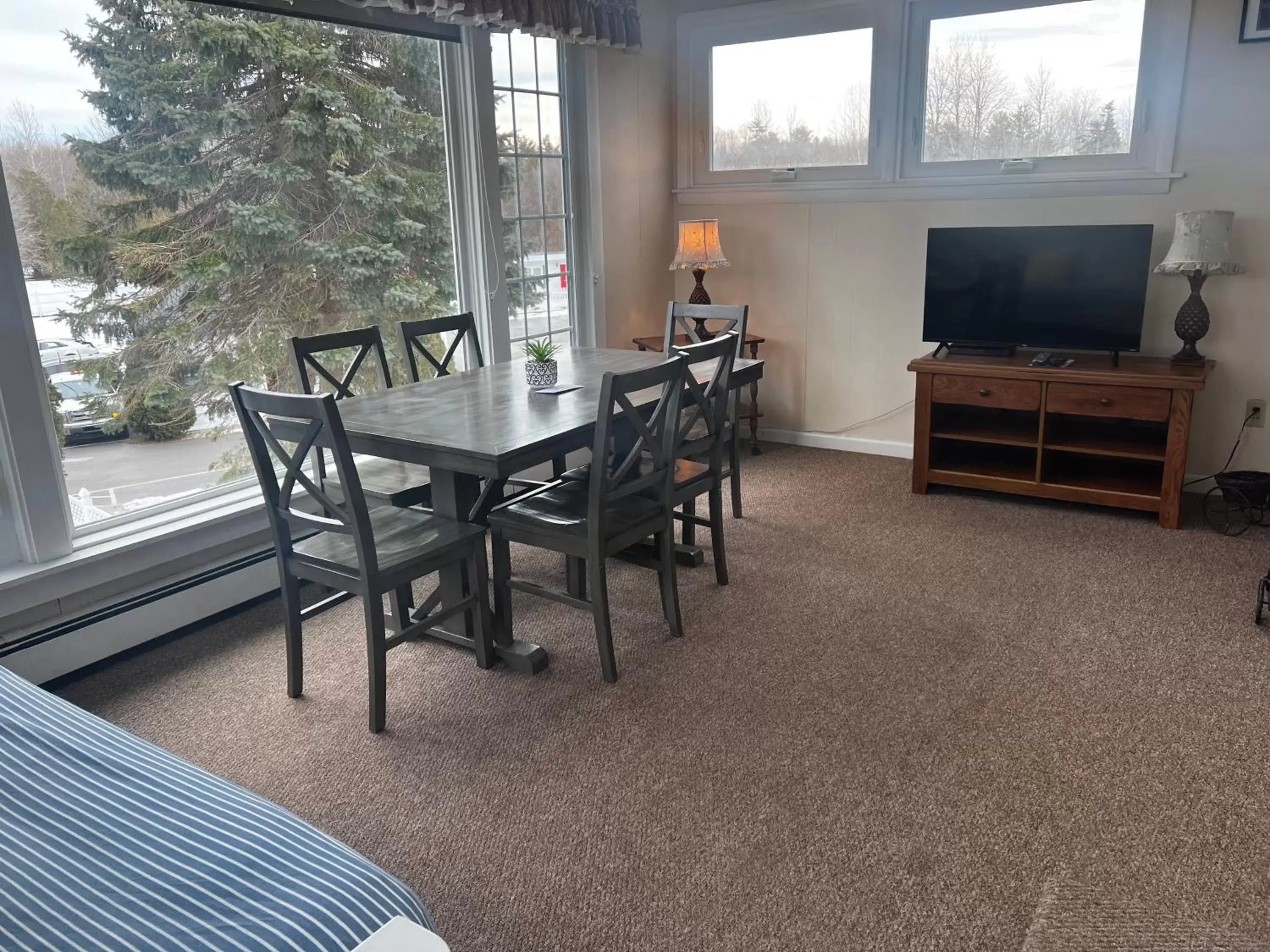 Living room, Dining Area in Claddagh Motel & Suites