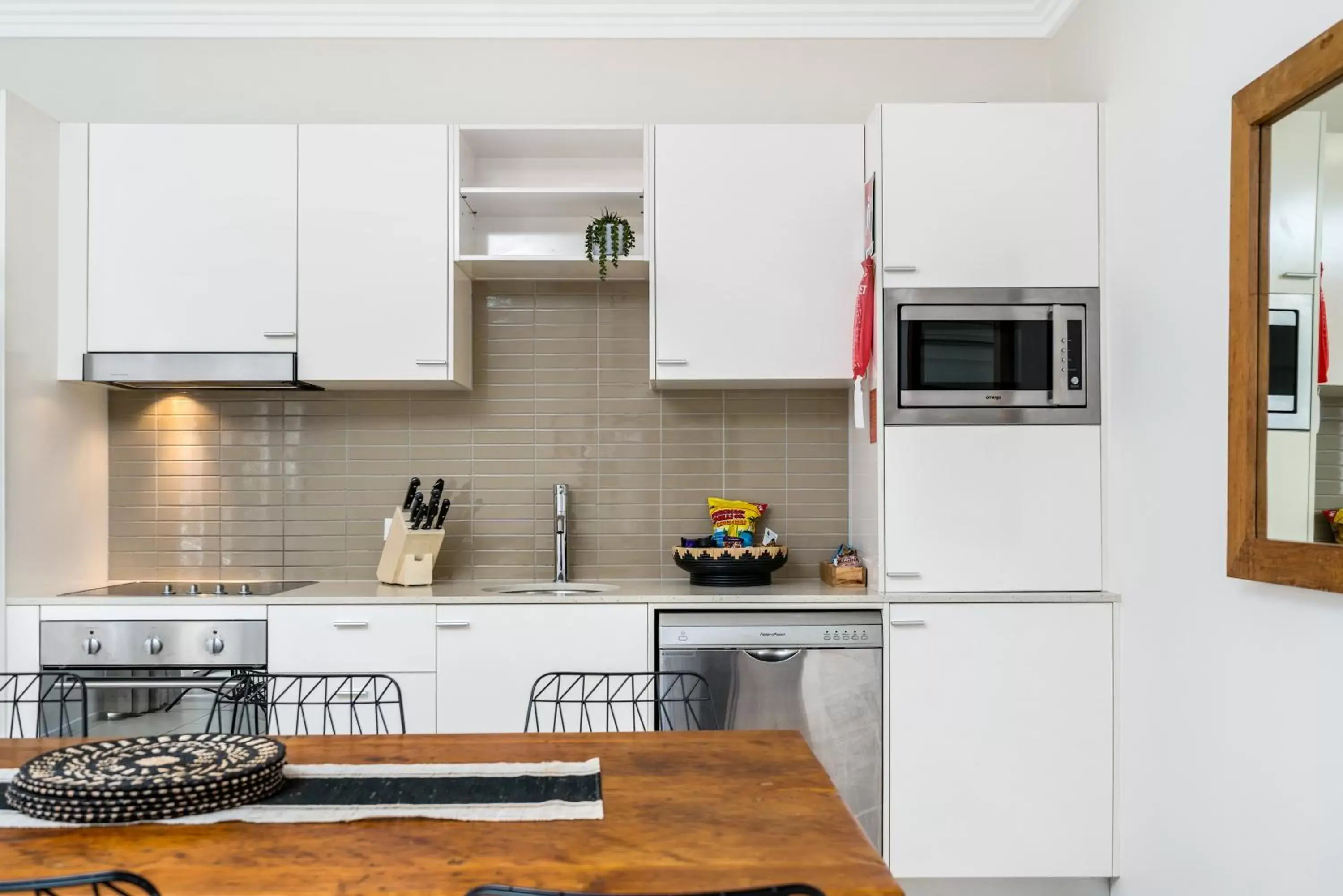 Kitchen or kitchenette, Kitchen/Kitchenette in Byron Bay Hotel and Apartments