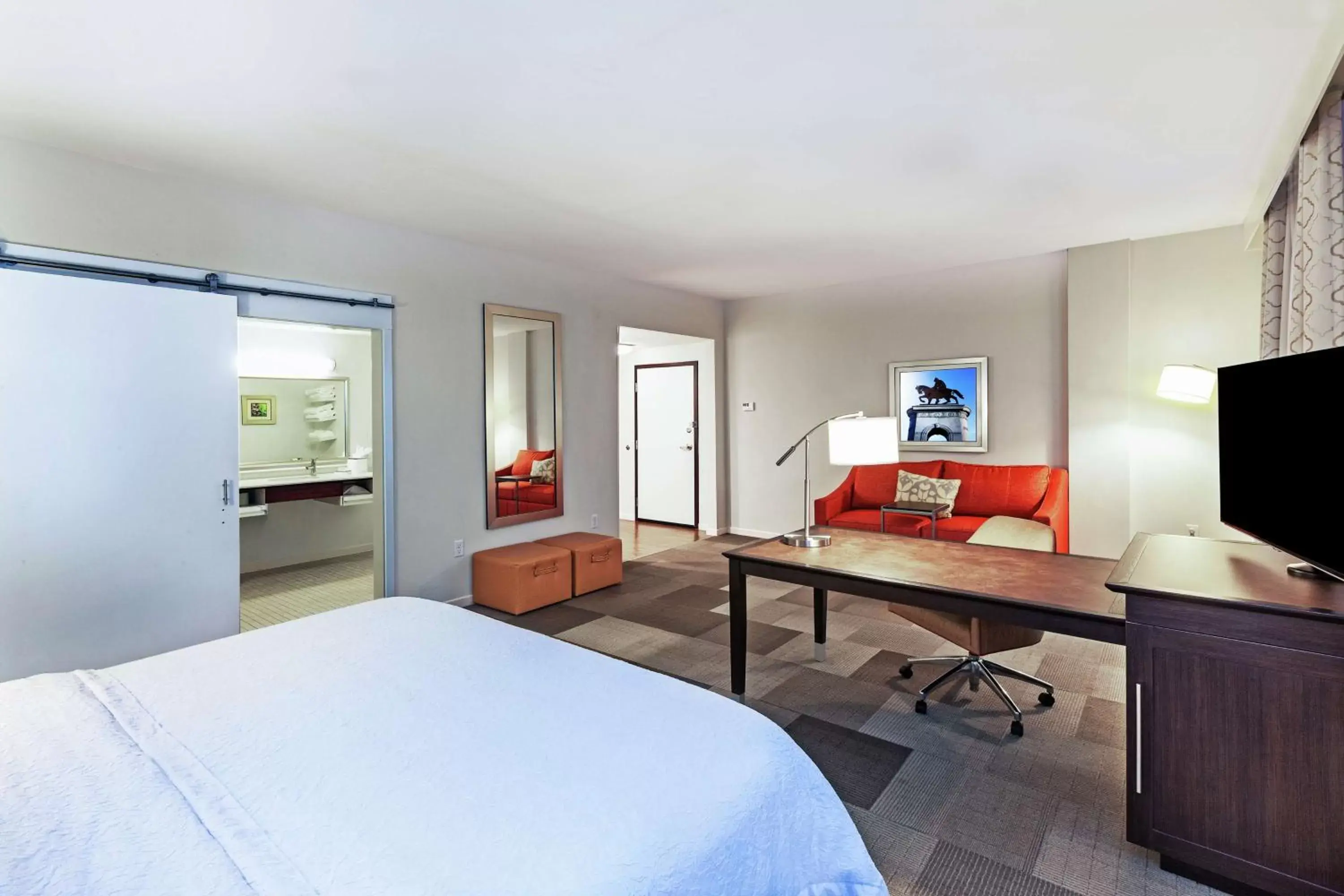 Living room, Bed in Hampton Inn & Suites Houston North IAH, TX