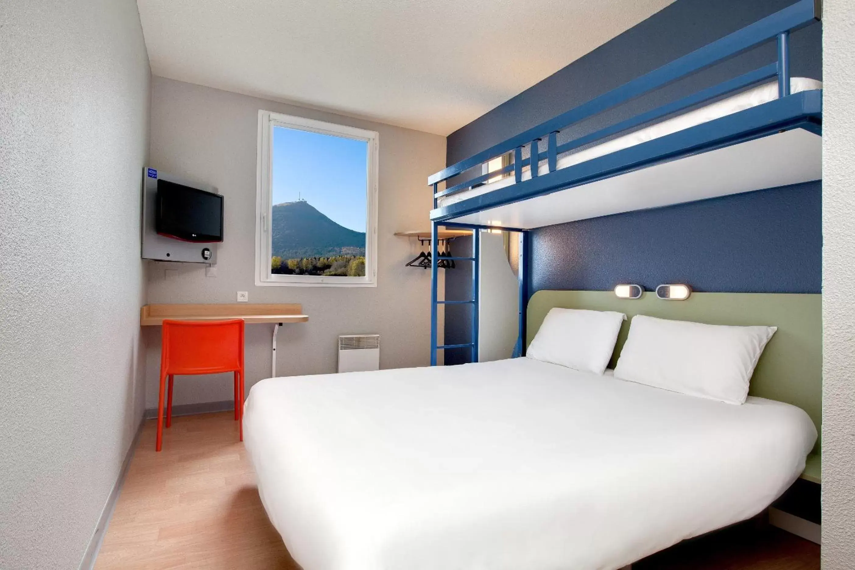 Photo of the whole room, Bed in ibis budget Clermont Ferrand Nord Riom