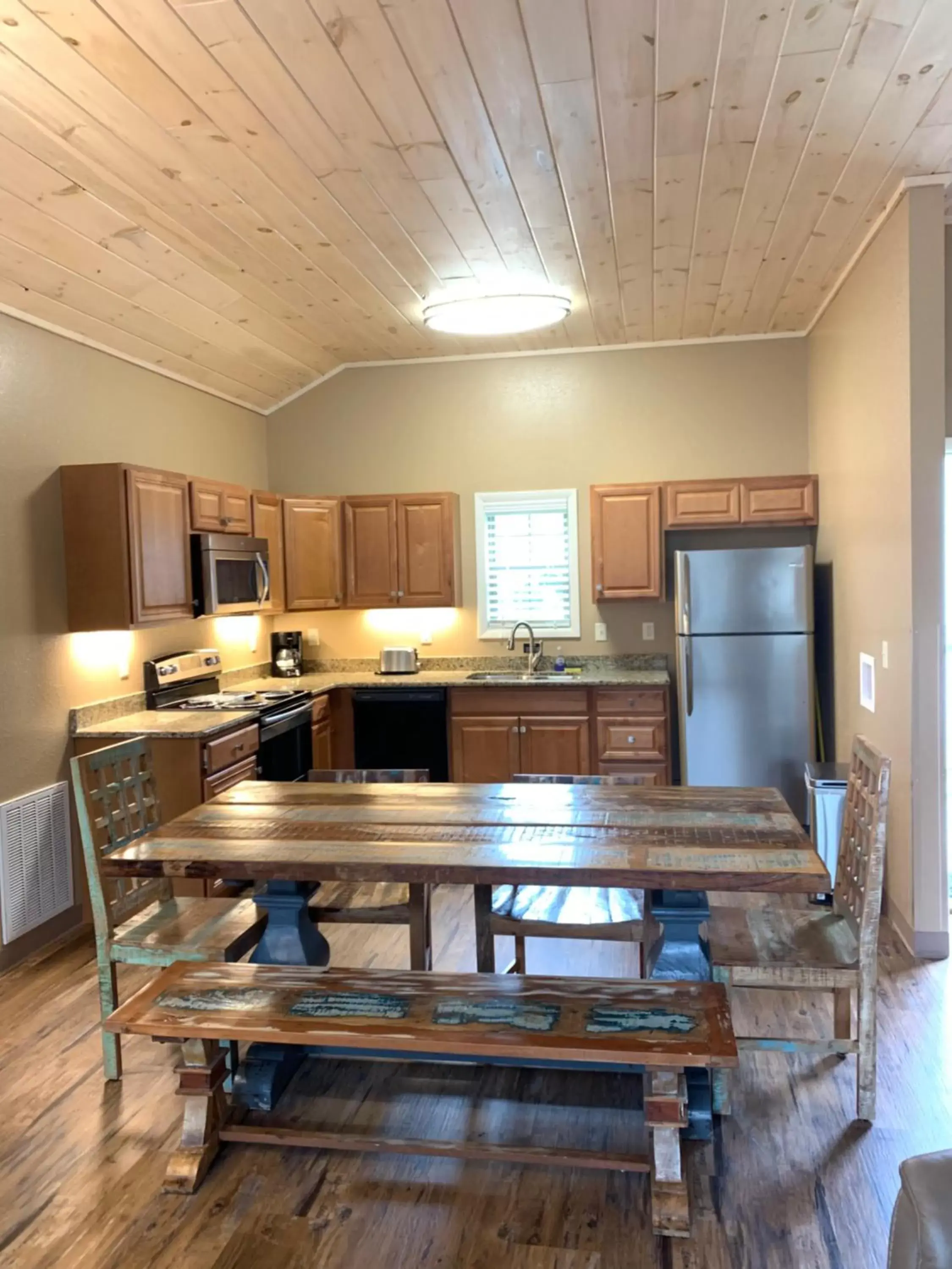 Kitchen/Kitchenette in Carr's Northside Hotel and Cottages