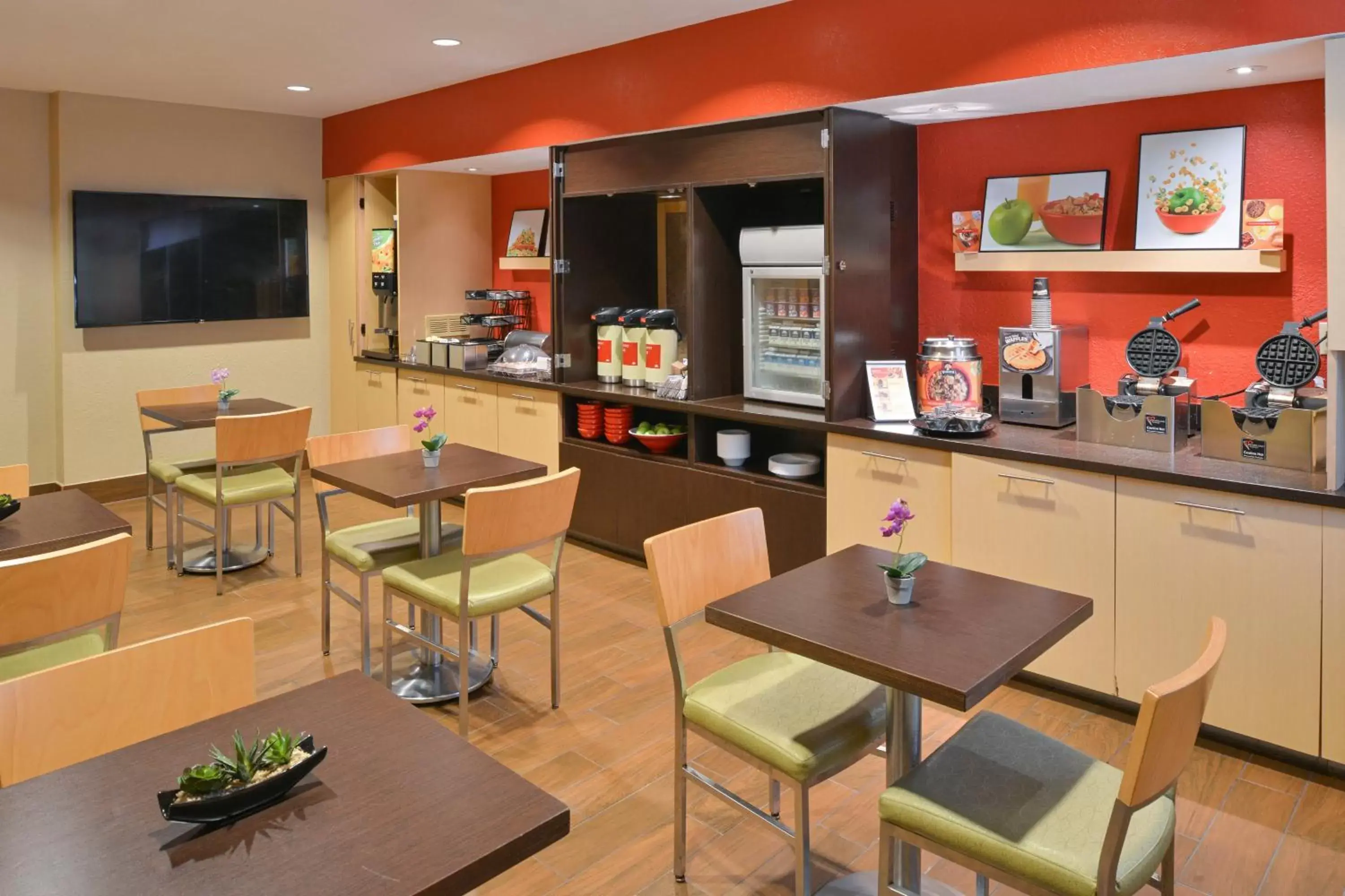 Breakfast, Lounge/Bar in TownePlace Suites Miami West Doral Area