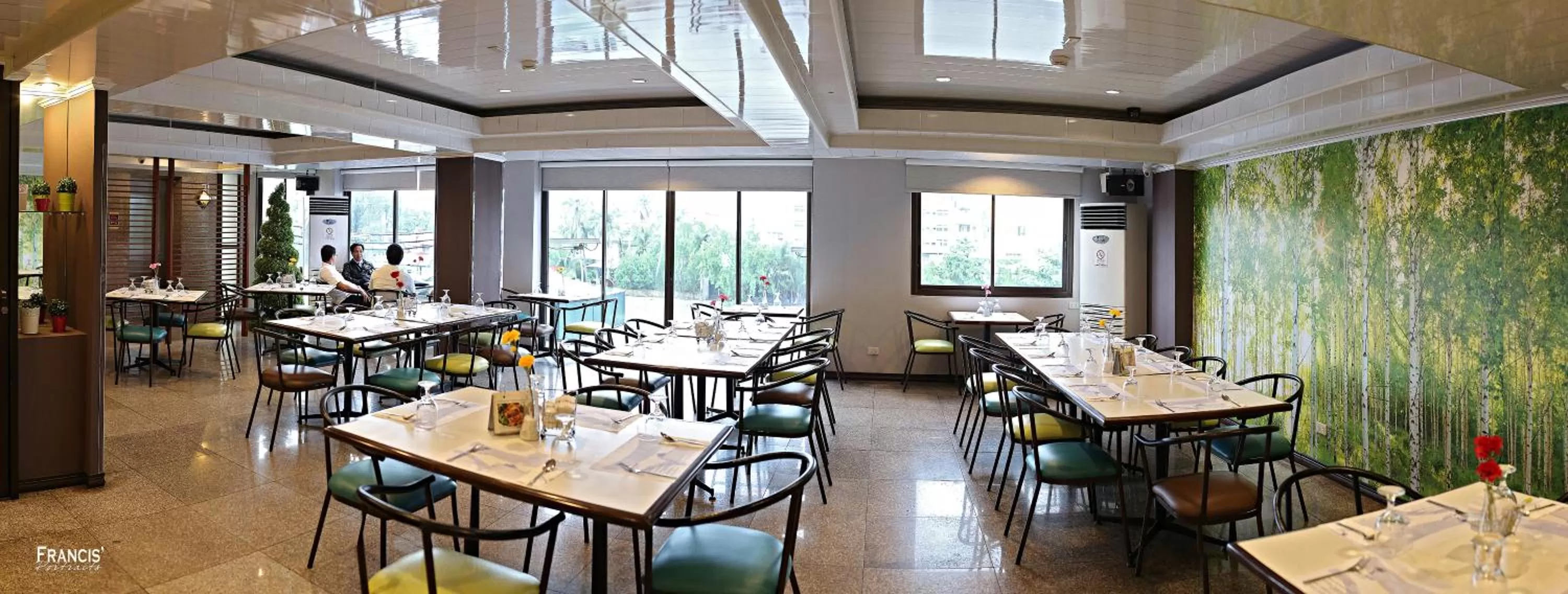 Restaurant/places to eat in Star Plaza Hotel