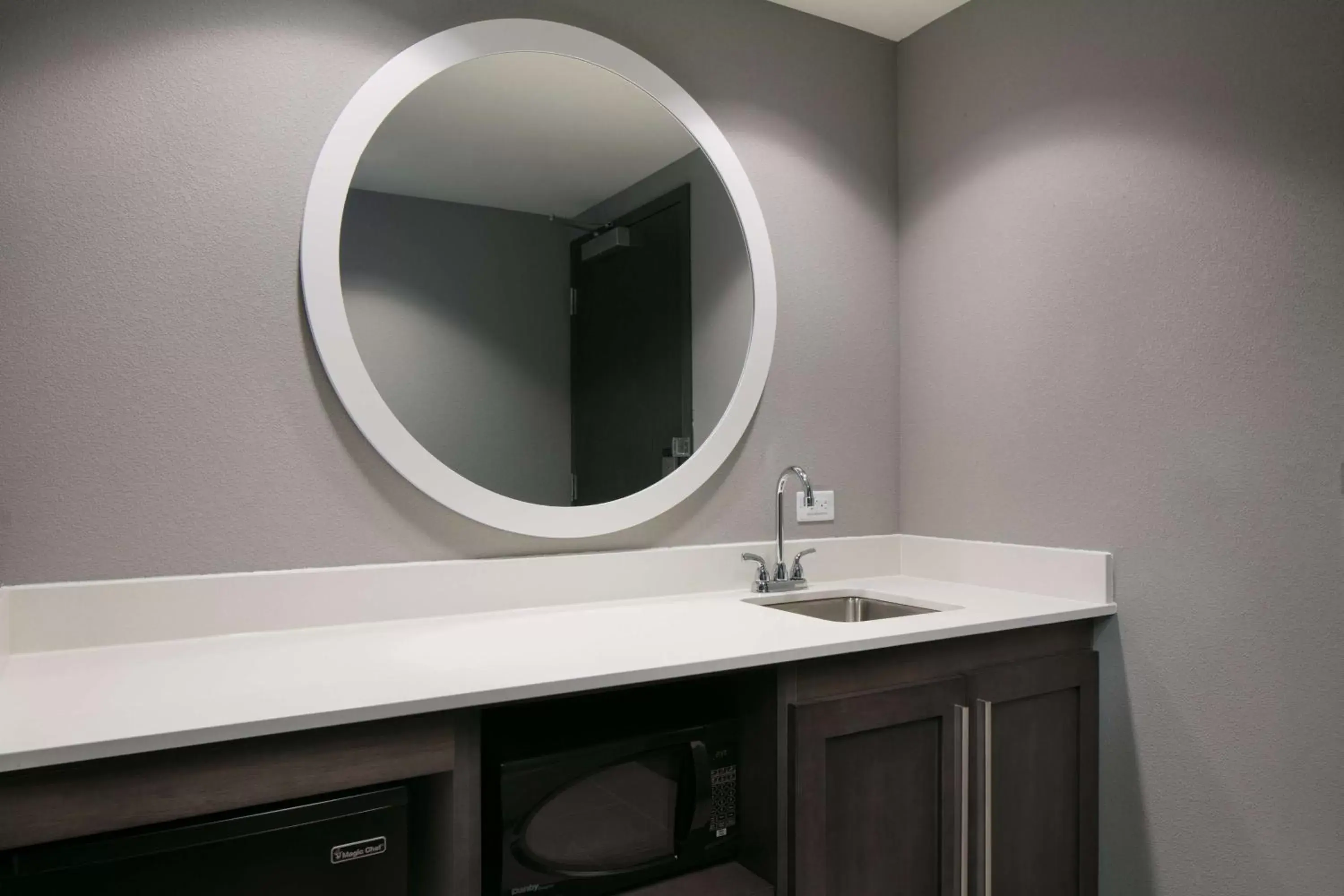 Kitchen or kitchenette, Bathroom in Hampton Inn By Hilton Wichita Northwest