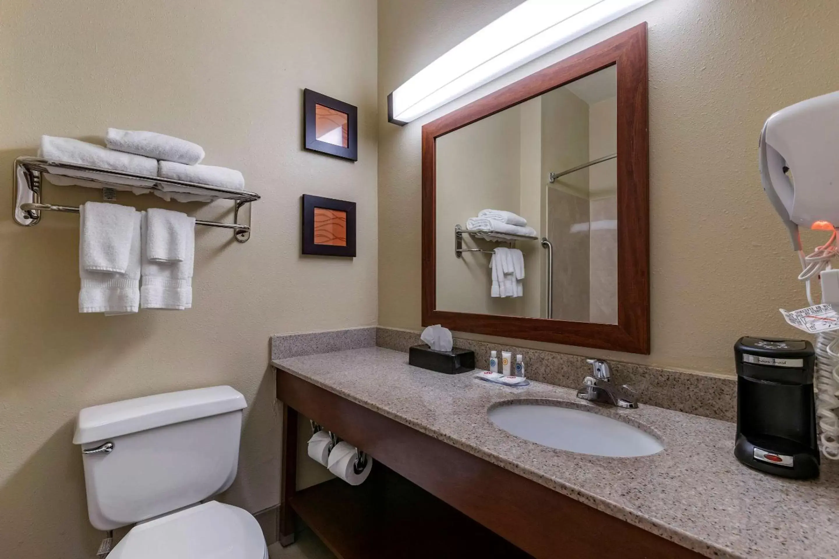 Bedroom, Bathroom in Comfort Inn & Suites Waterloo – Cedar Falls