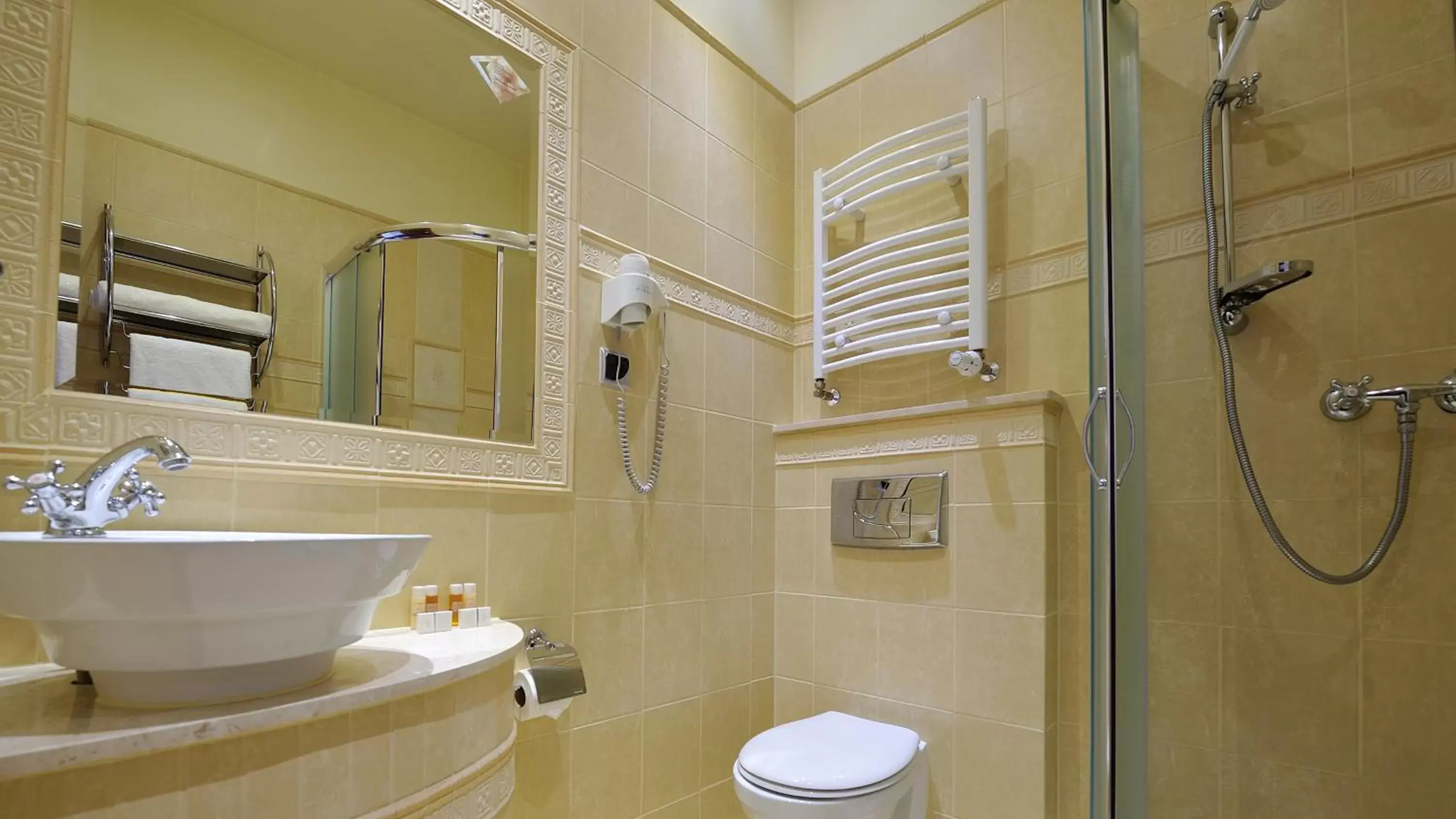 Shower, Bathroom in Hotel Diament Arsenal Palace Katowice - Chorzów