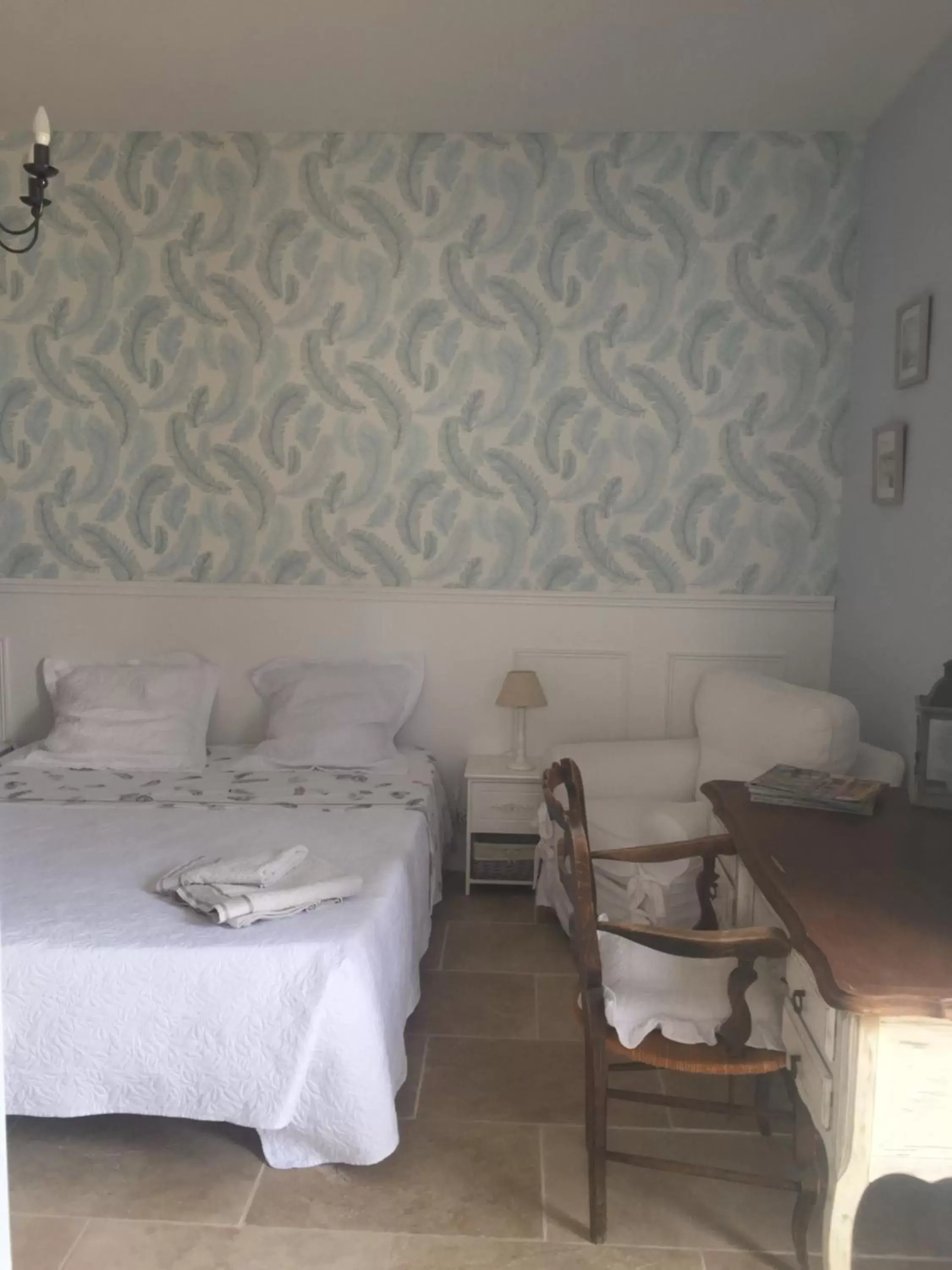 Photo of the whole room, Bed in les olivades