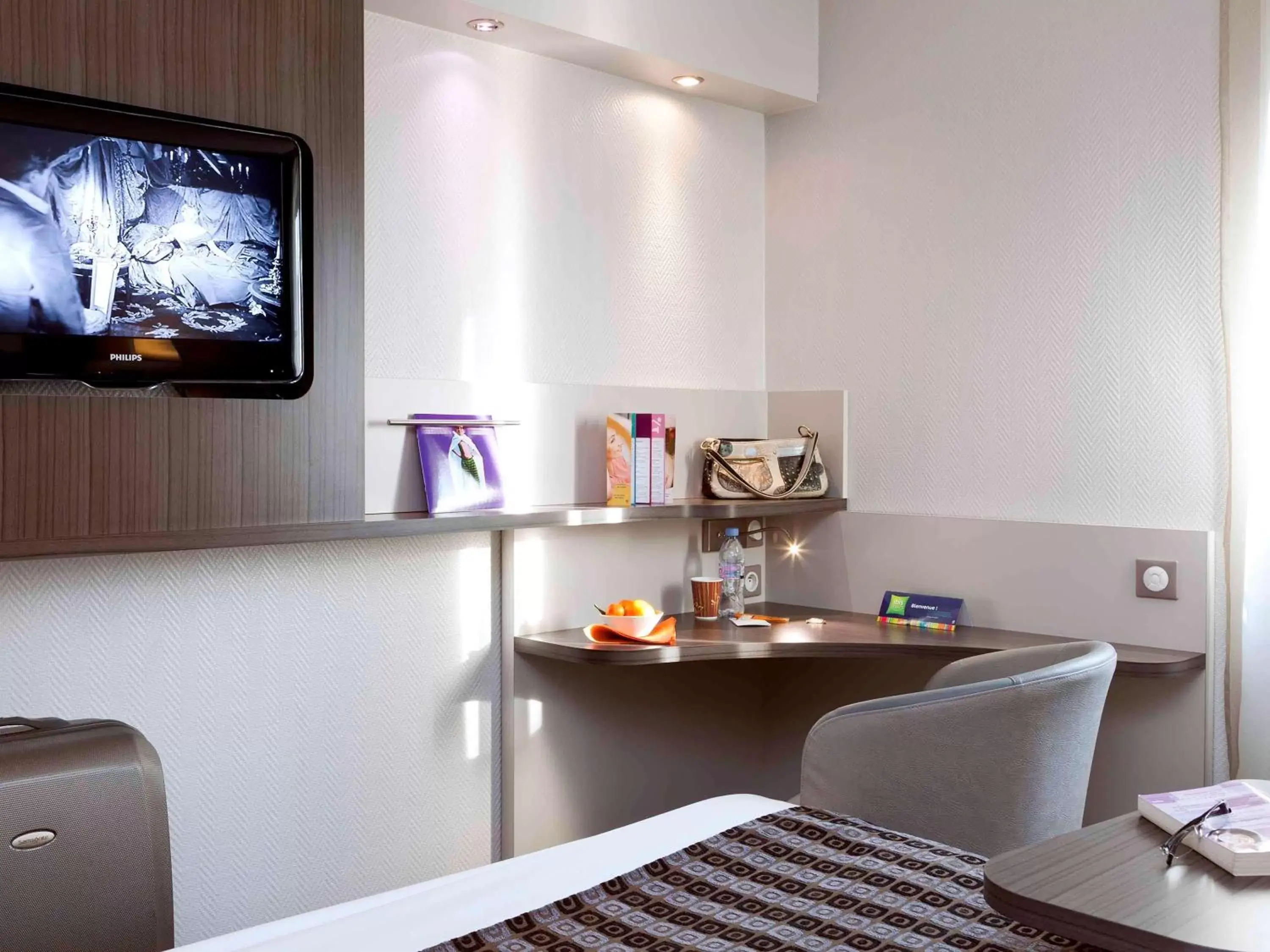 Photo of the whole room, TV/Entertainment Center in ibis Styles Antibes