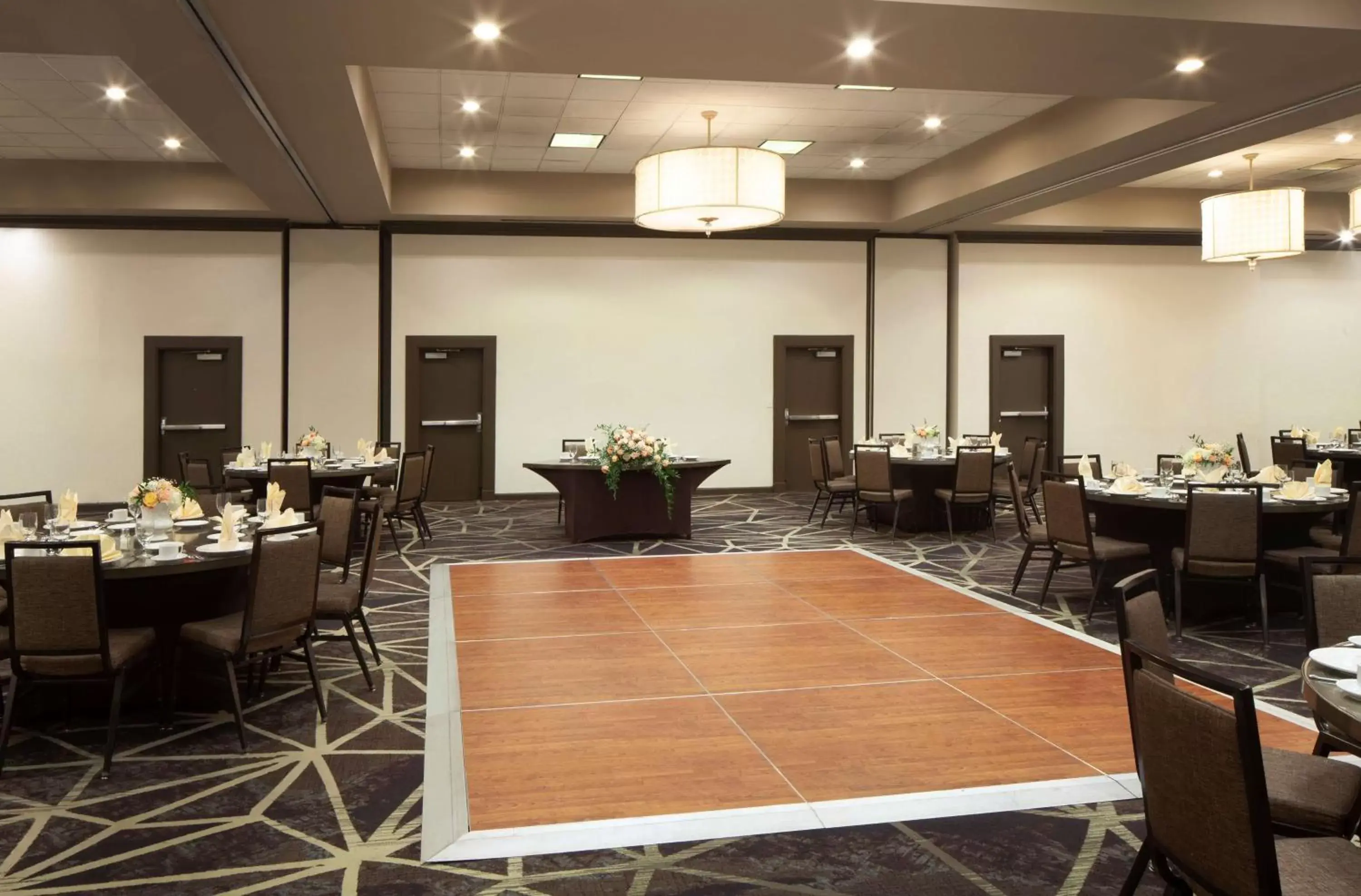 Meeting/conference room, Restaurant/Places to Eat in Embassy Suites by Hilton Philadelphia Airport