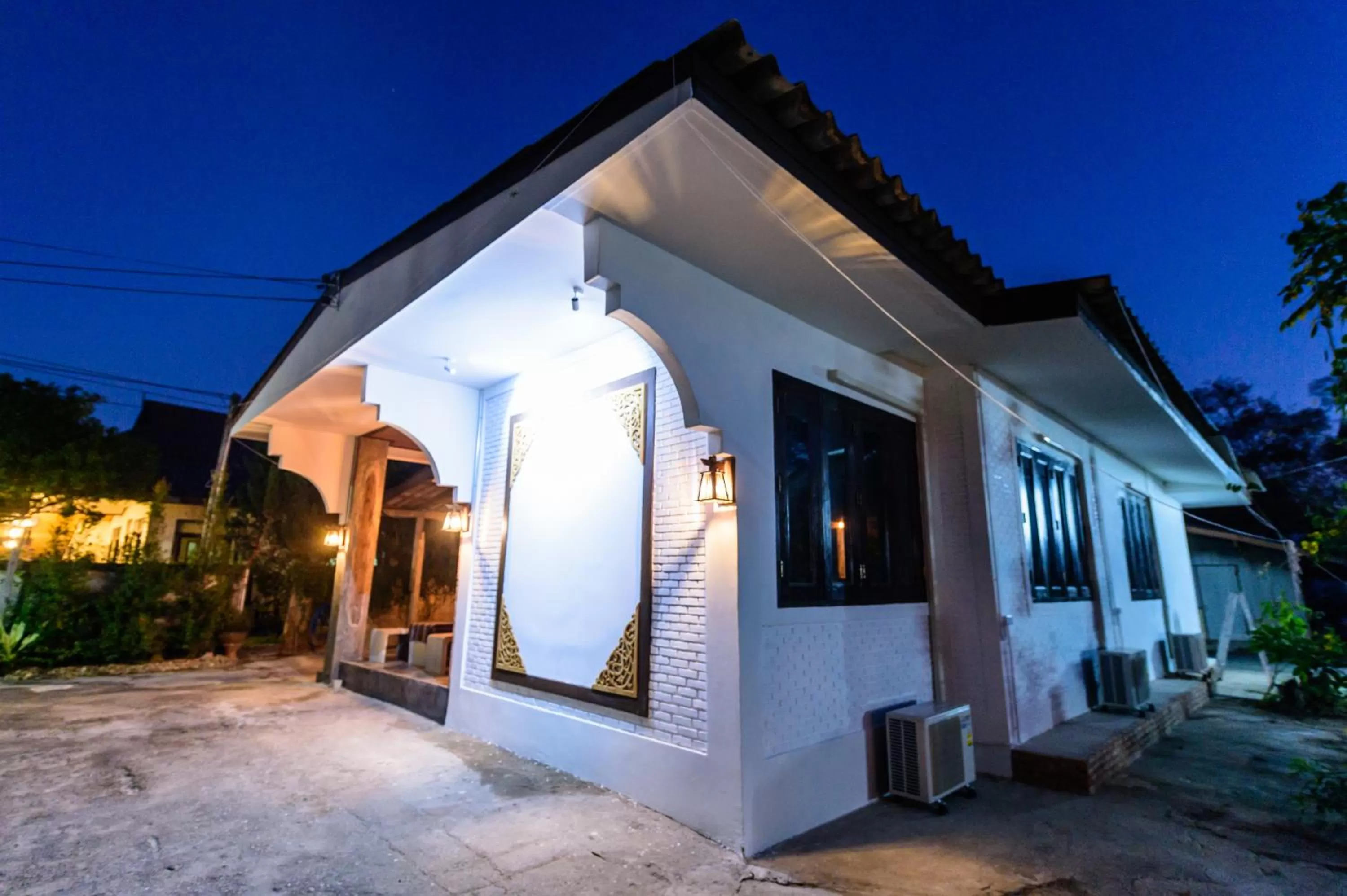 Property building in Huan Amphan