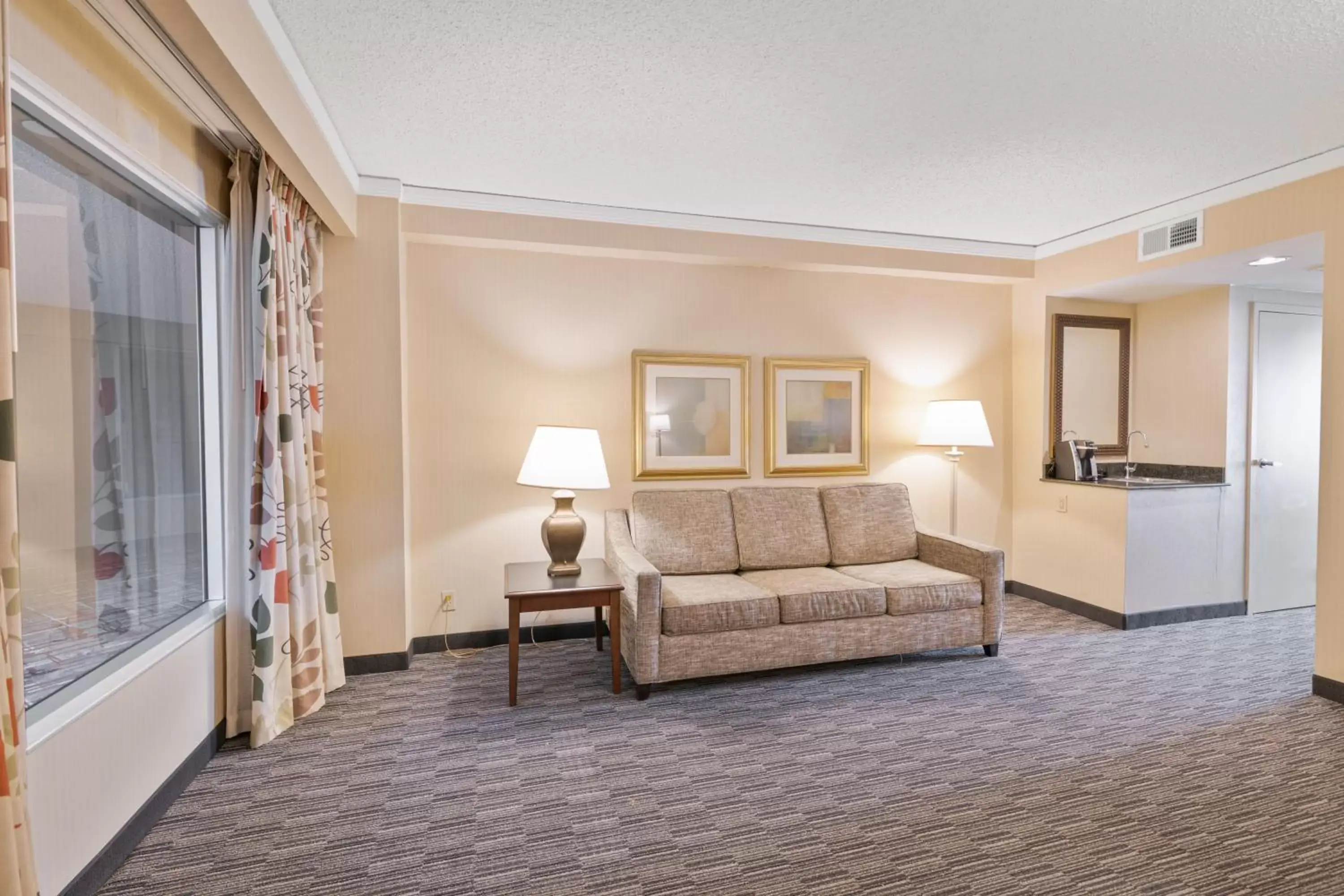 Living room, Seating Area in Harmony Suites Secaucus Meadowlands