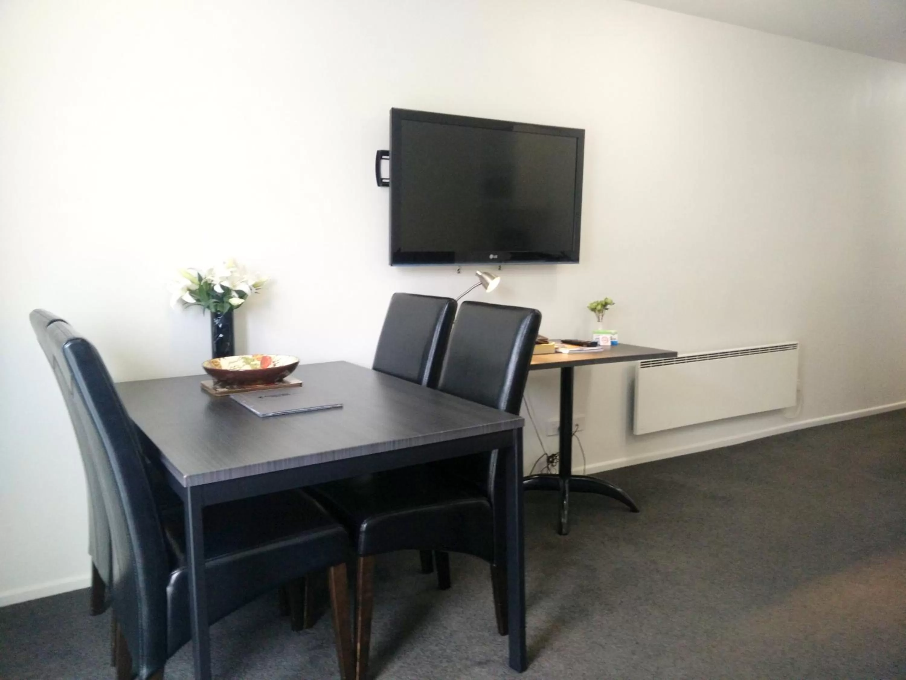 TV and multimedia in Airport Palms Motel