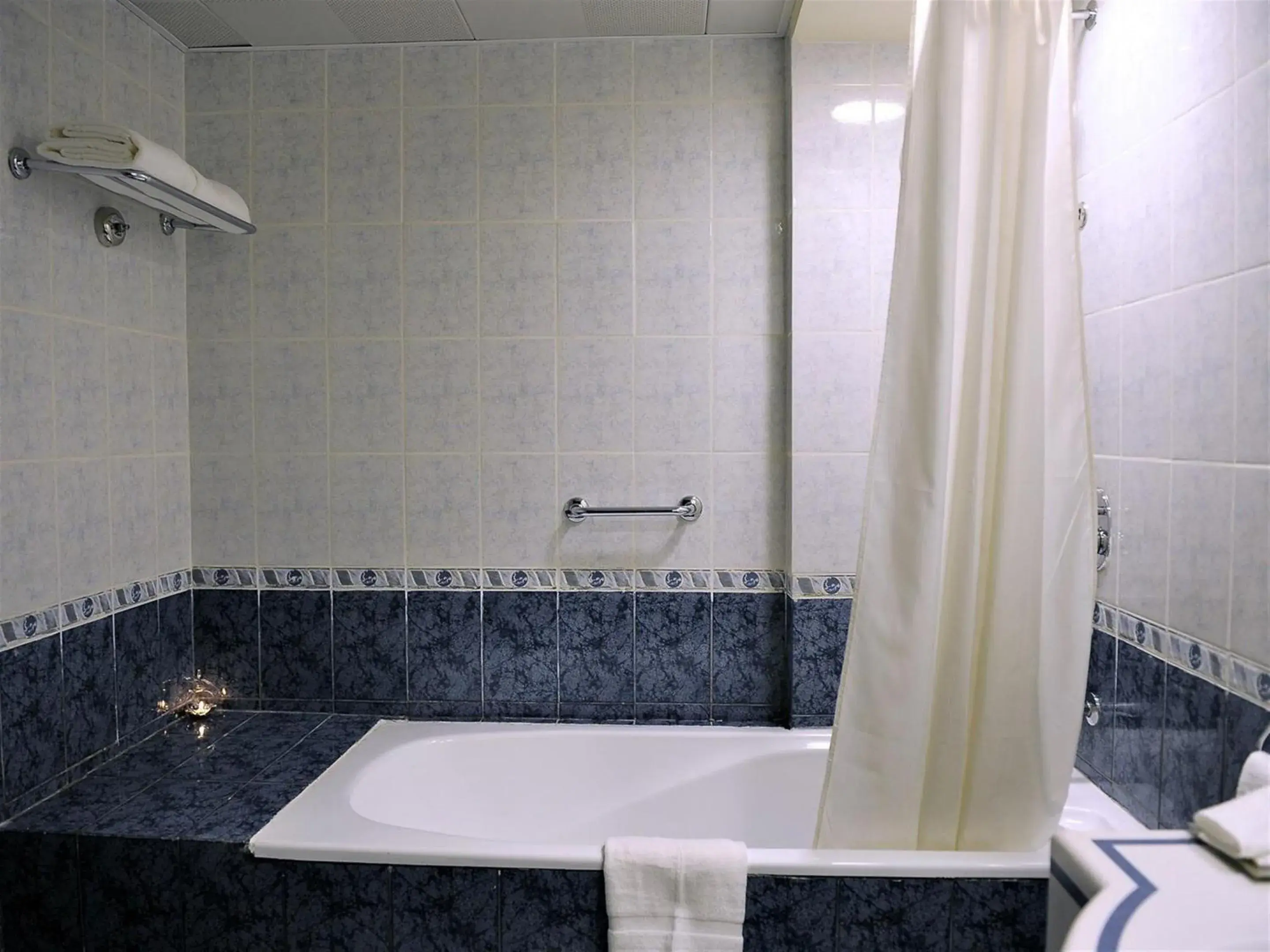 Bath, Bathroom in Signature Inn Hotel - Free Parking