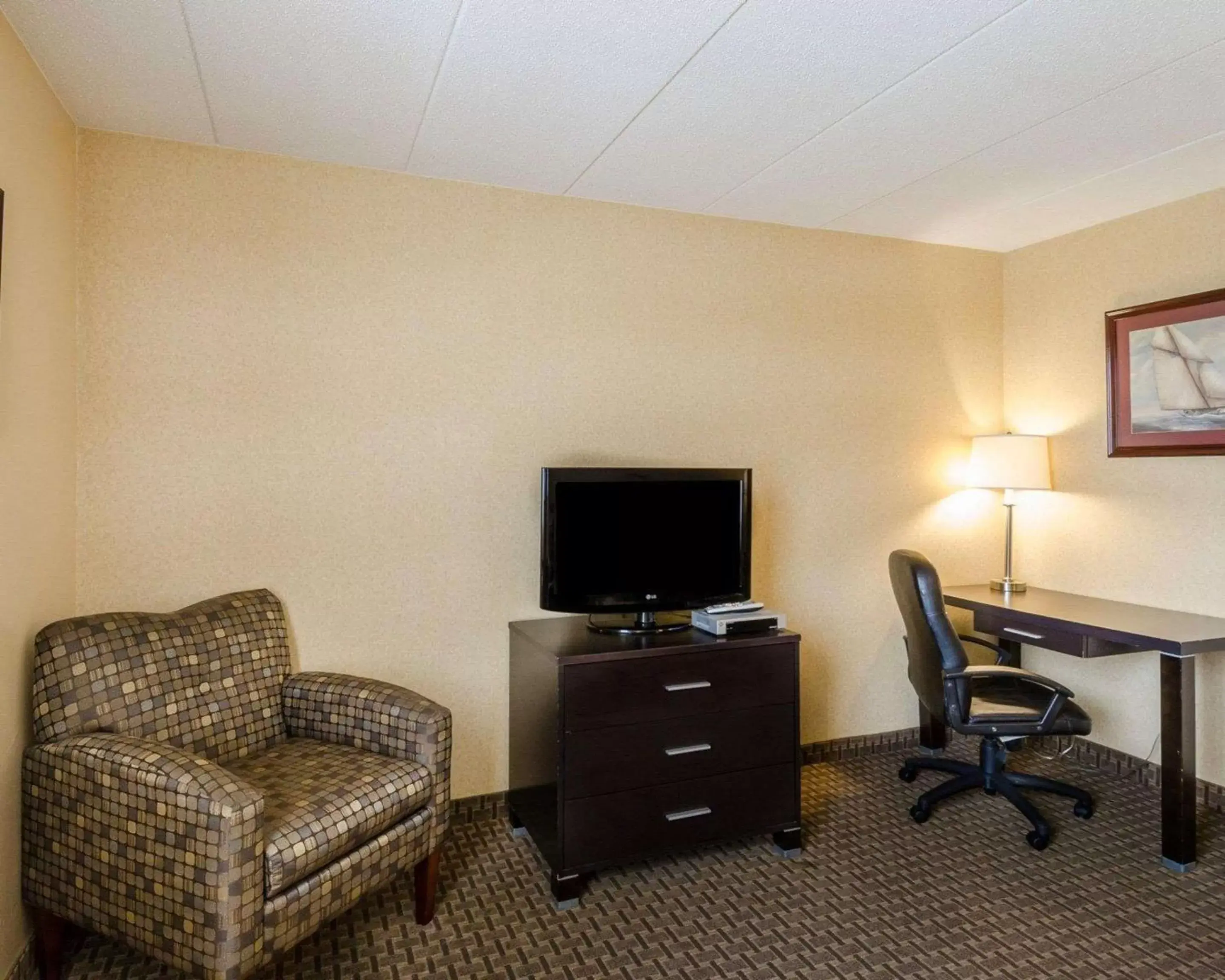 Photo of the whole room, TV/Entertainment Center in Holiday Inn Express - Fall River North