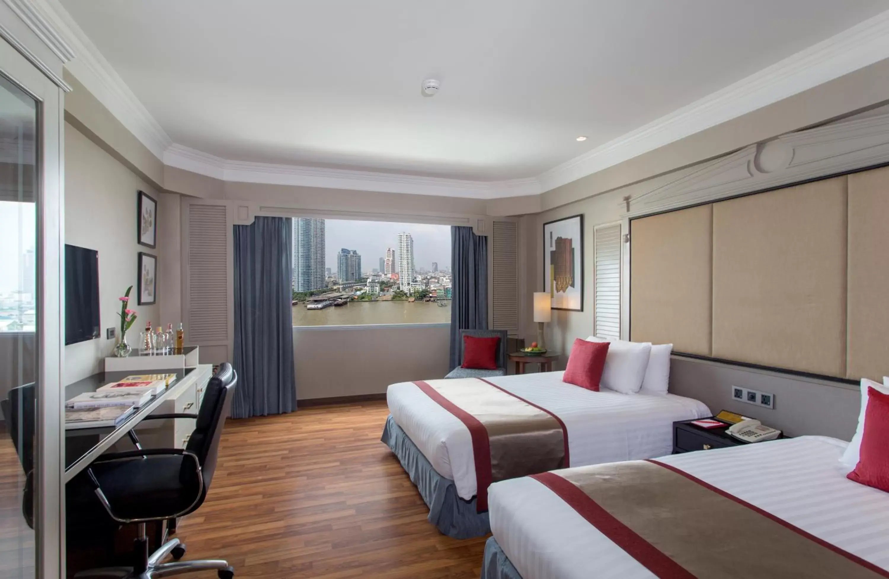 Deluxe Twin Room with Pool View in Ramada Plaza by Wyndham Bangkok Menam Riverside