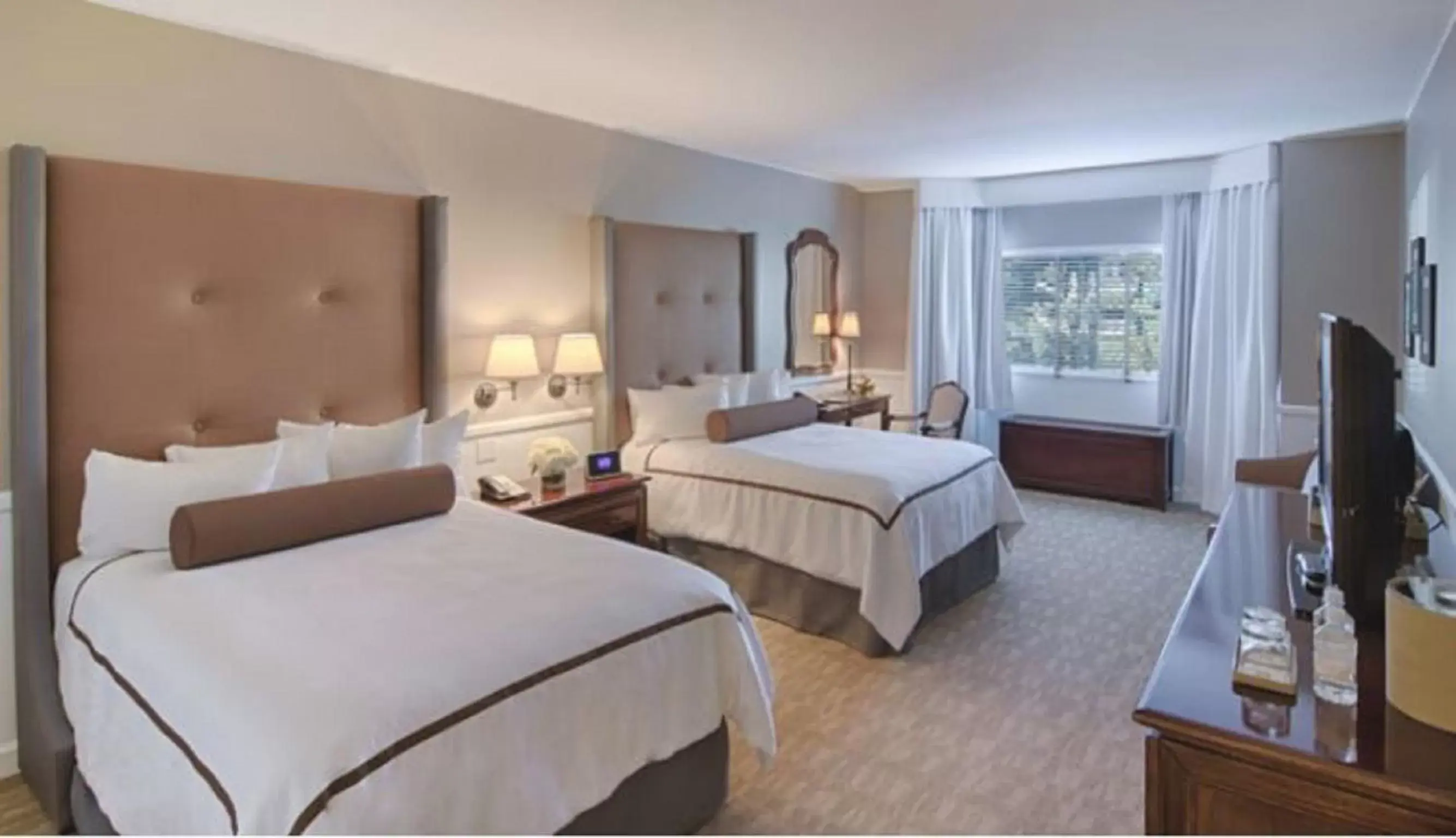 Bedroom, Bed in Garden City Hotel Bedroom, Bed in Garden City Hotel