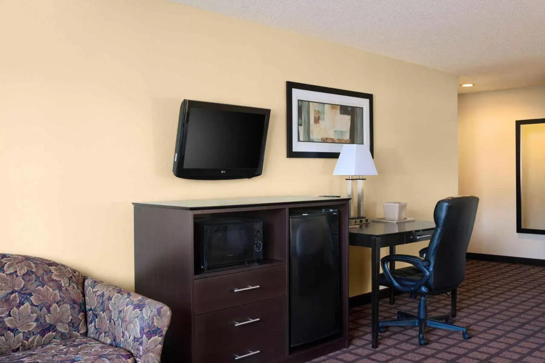 Bedroom, TV/Entertainment Center in Super 8 by Wyndham Whitewater WI