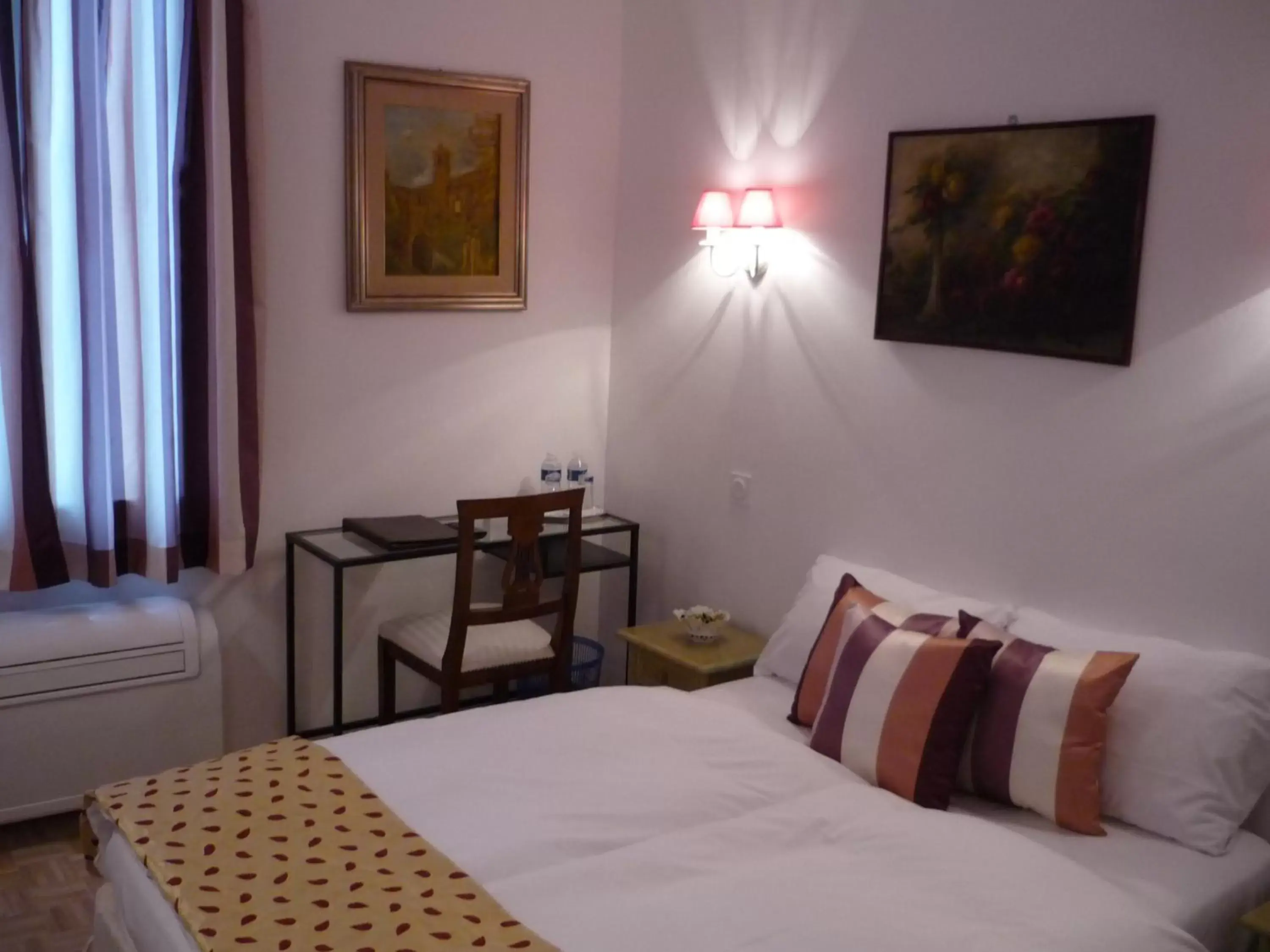 Bedroom, Bed in Logis Hôtel Villa Victorine