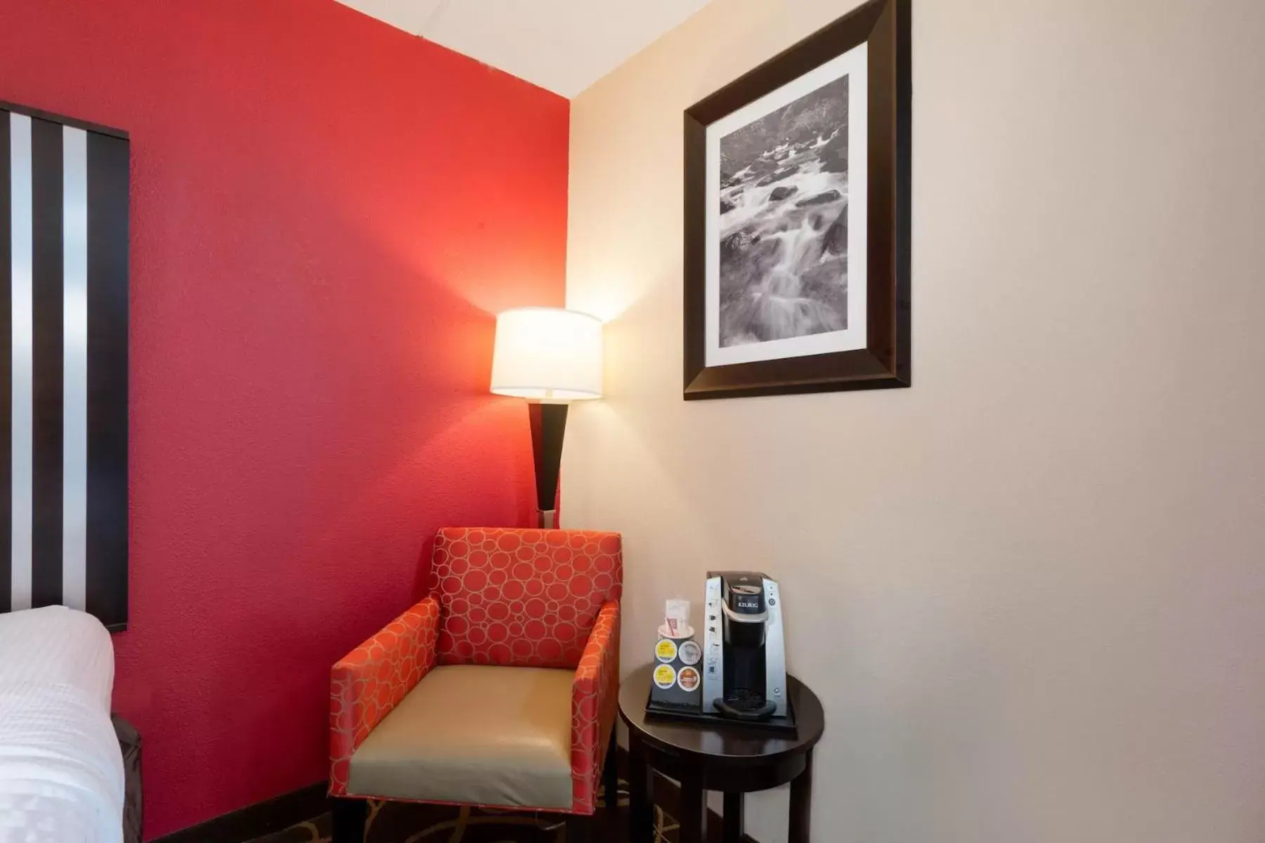 Seating area in La Quinta Inn & Suites - New River Gorge National Park