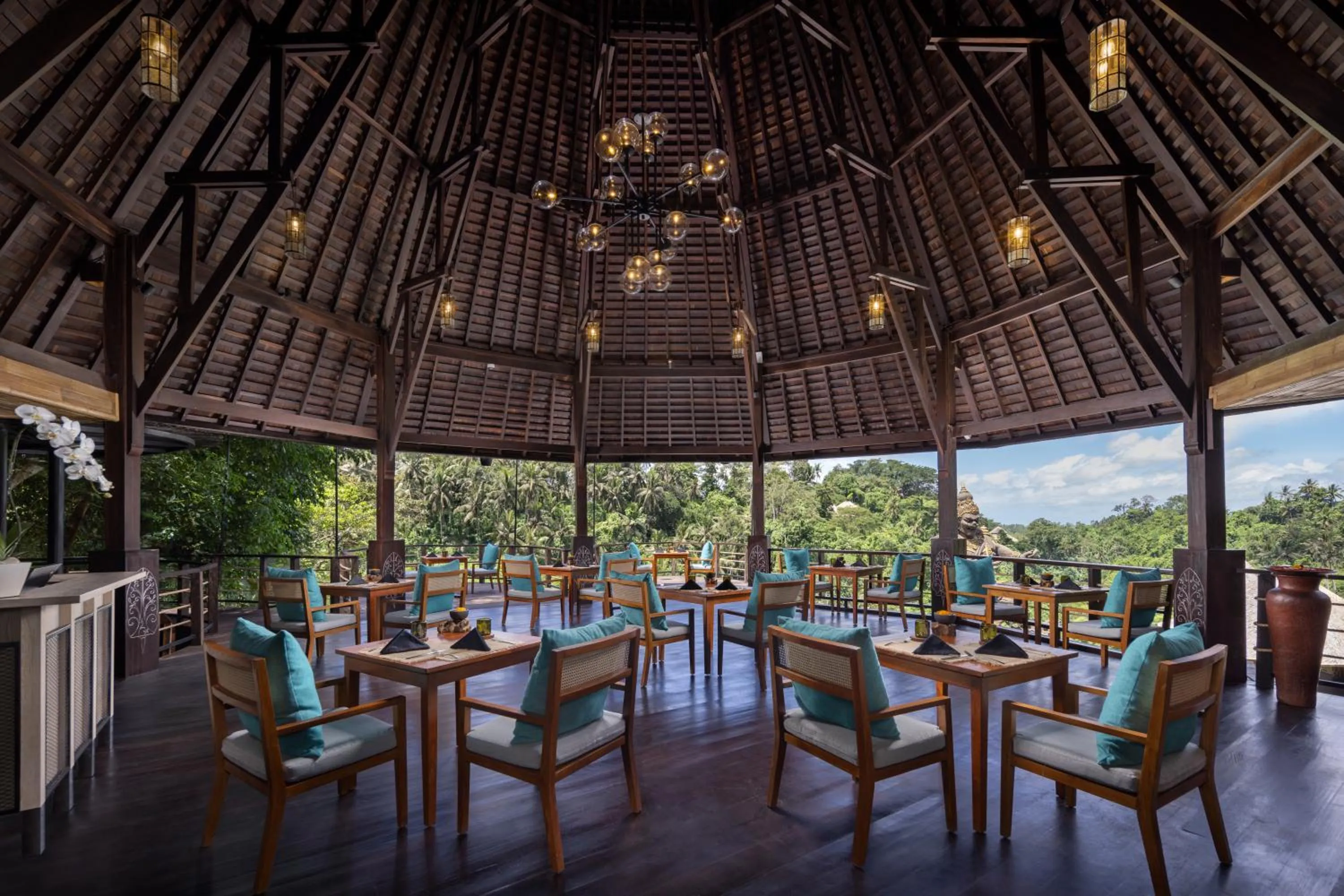 Restaurant/places to eat in The Kayon Valley Resort