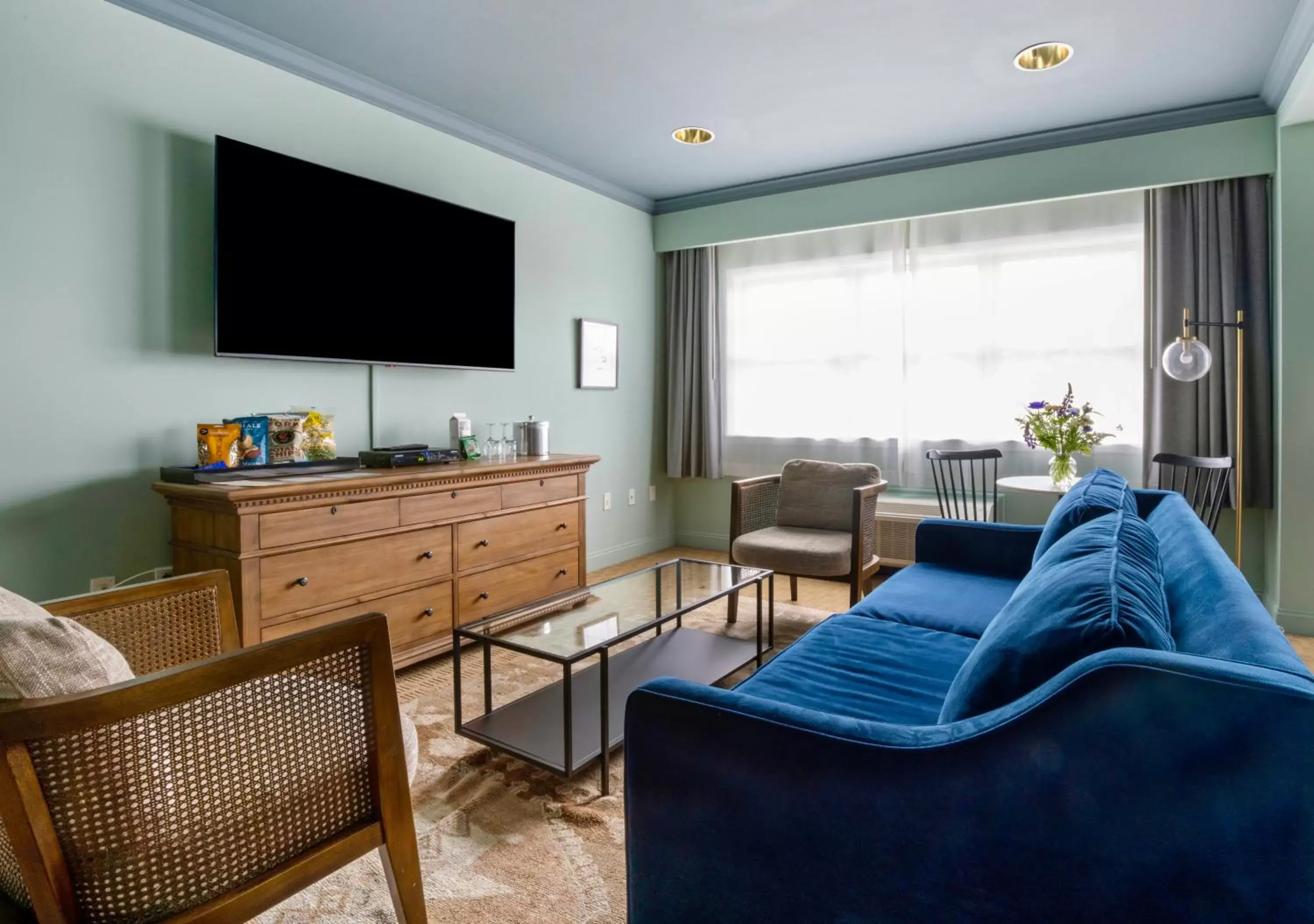 Bedroom, Seating Area in The Harbor Front Inn