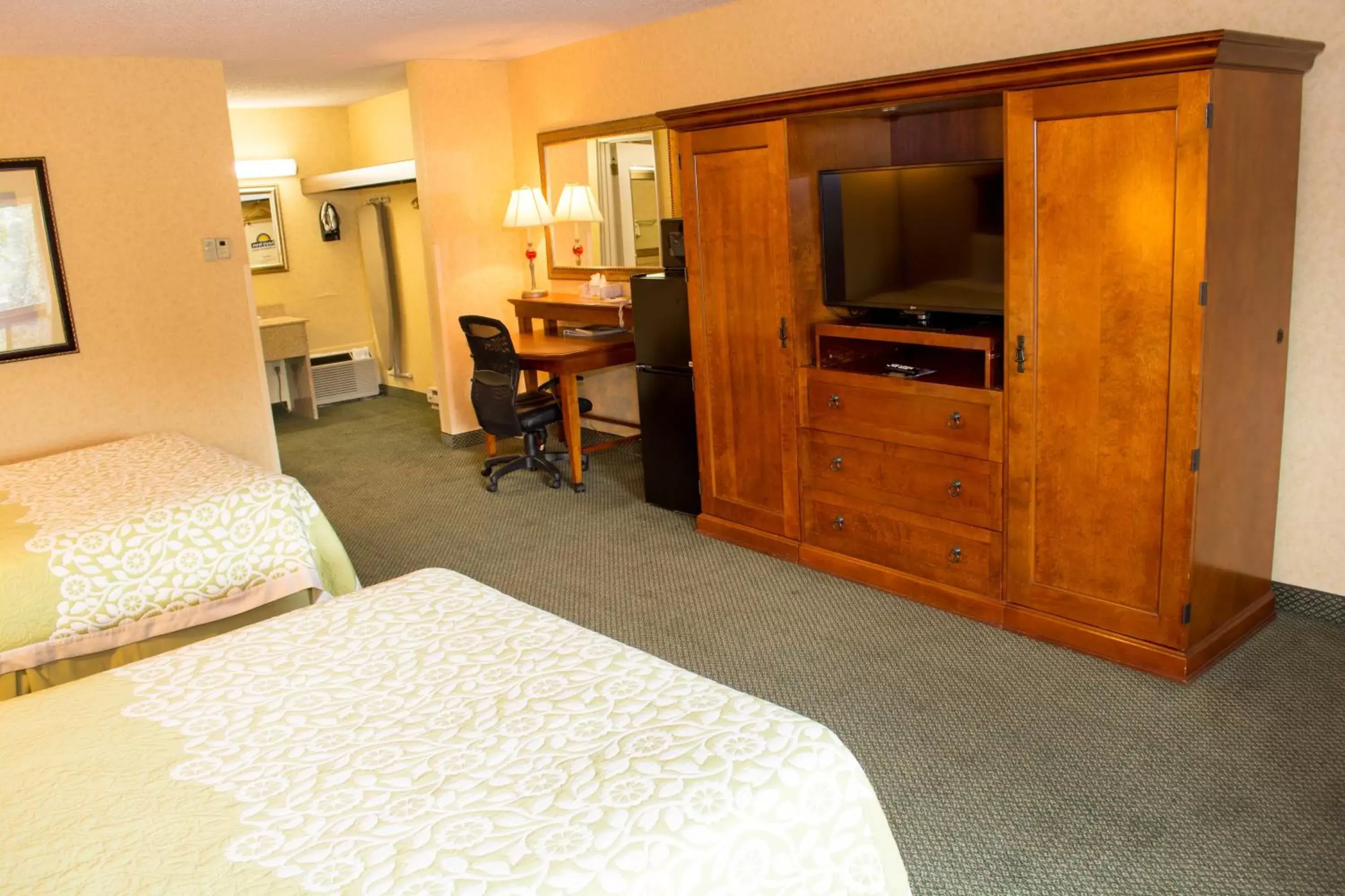 TV and multimedia, Bed in Days Inn by Wyndham Klamath Falls