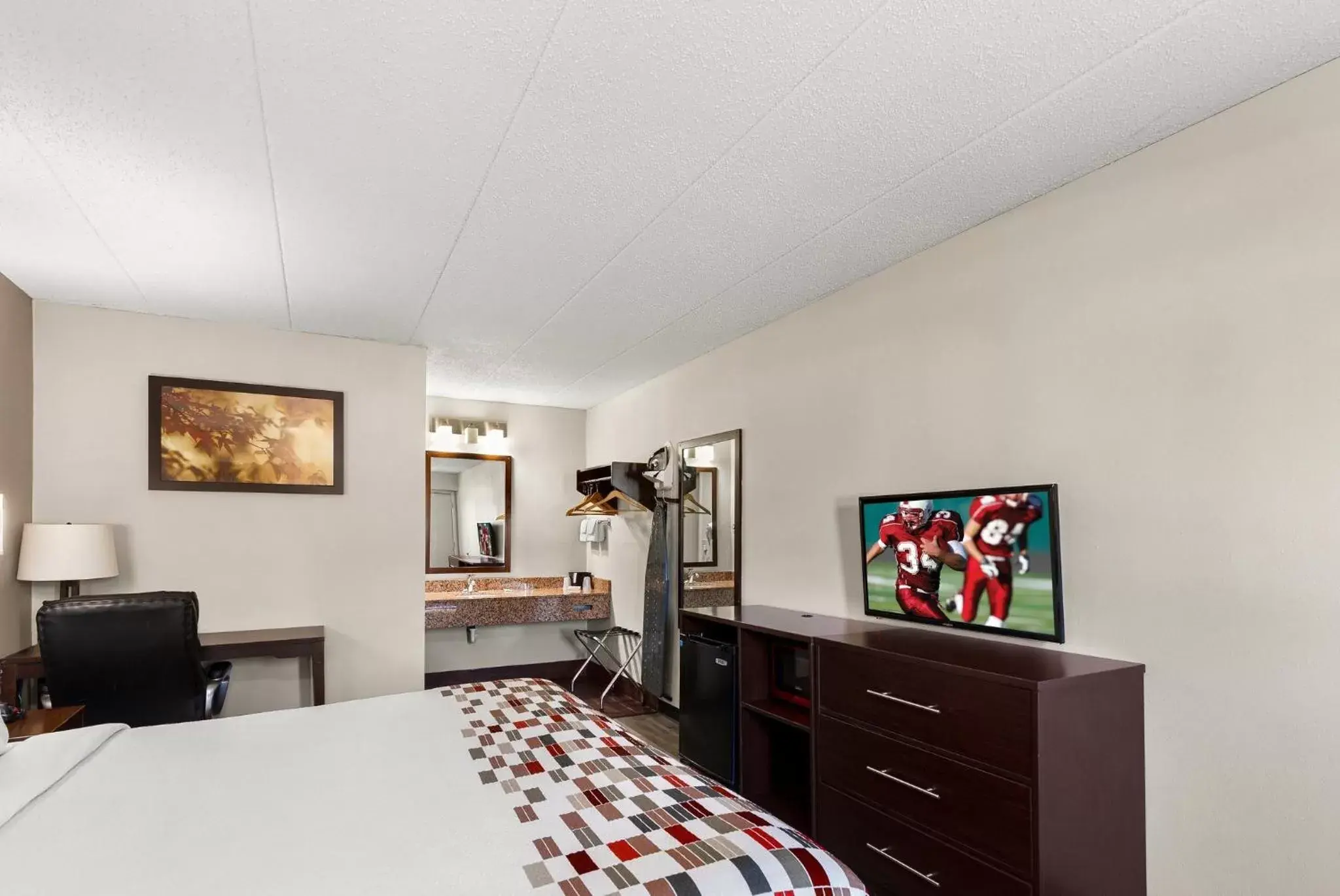 Photo of the whole room, TV/Entertainment Center in Red Roof Inn Springfield, IL