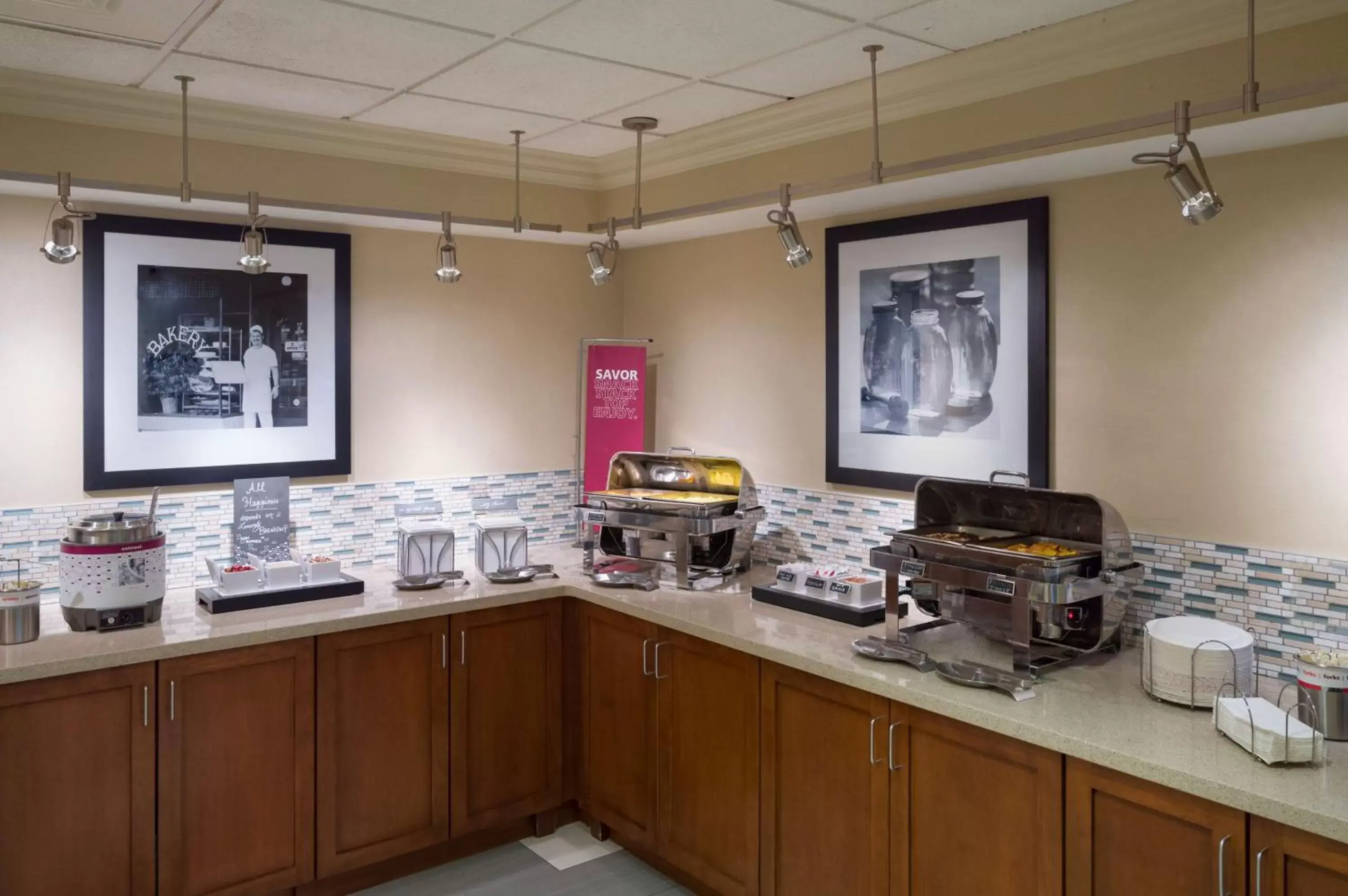 Dining area in Hampton Inn & Suites State College at Williamsburg Square