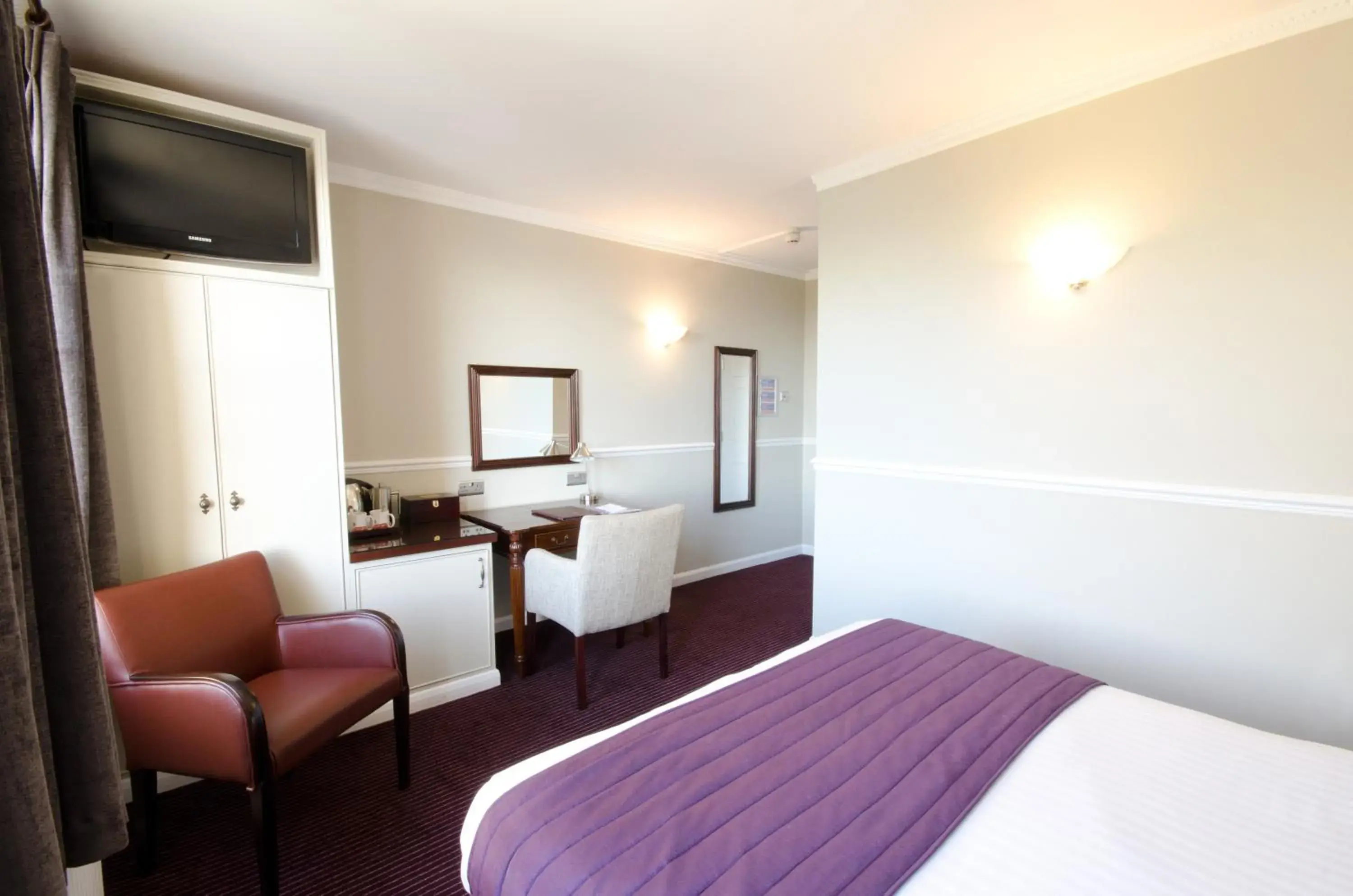 Bedroom, Bed in Hatton Court Hotel
