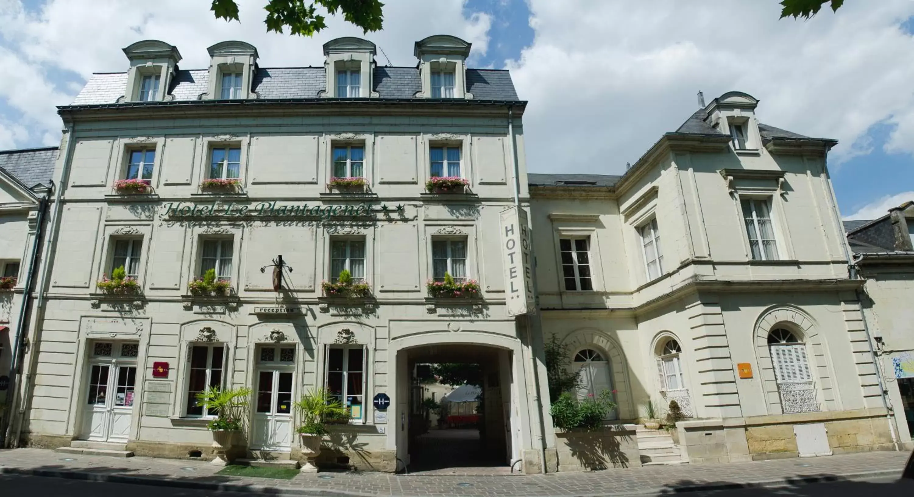 Facade/entrance, Property Building in Chateaux Demeures Le Plantagenet
