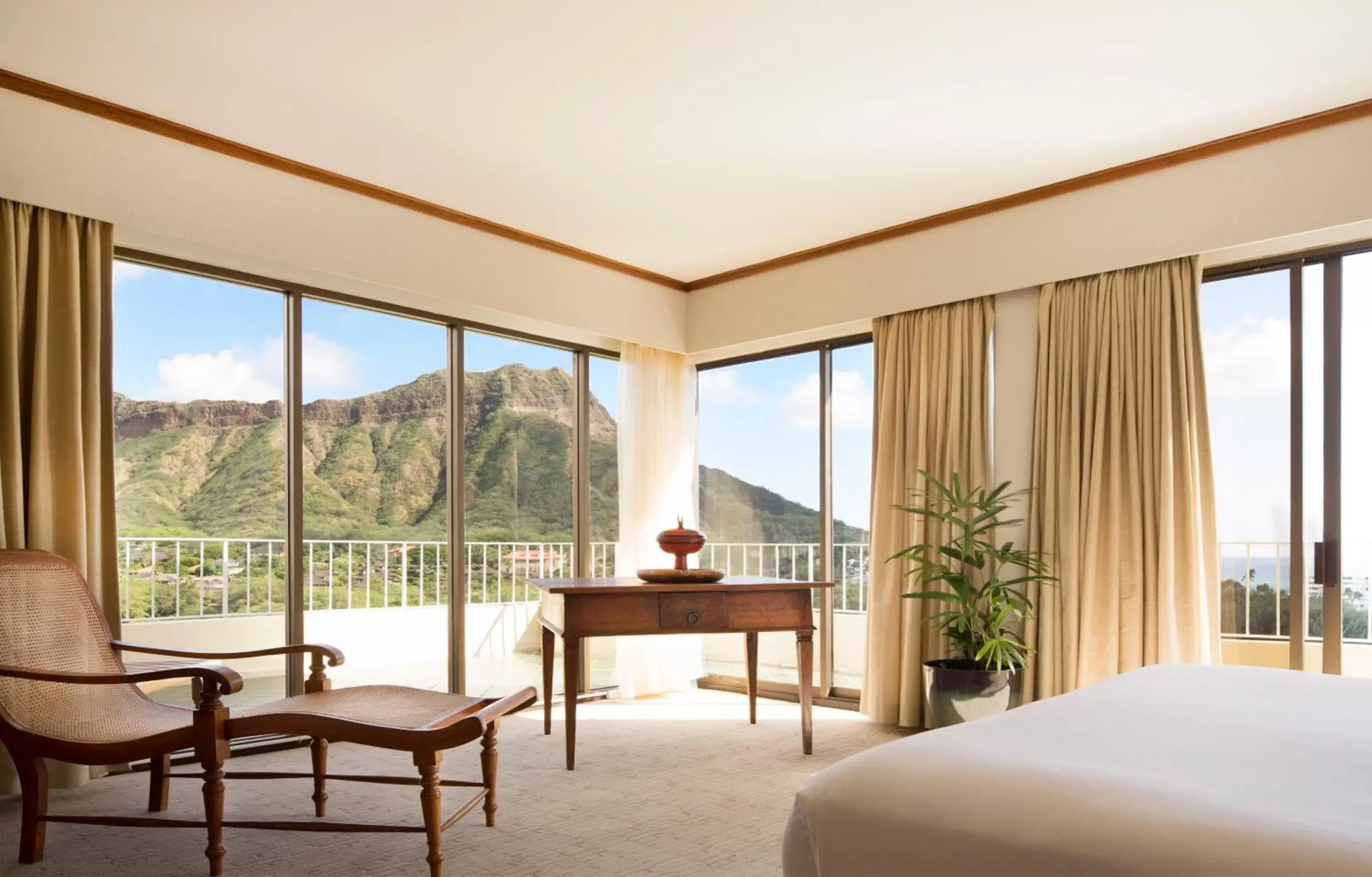 Bedroom, Mountain View in Lotus Honolulu at Diamond Head
