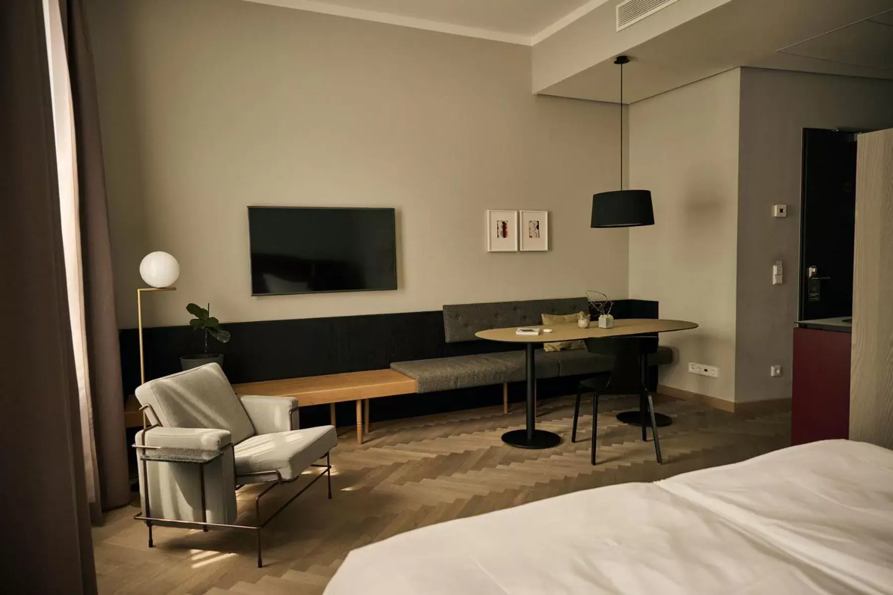 Bed, TV/Entertainment Center in Melter Hotel & Apartments - a Neighborhood Hotel