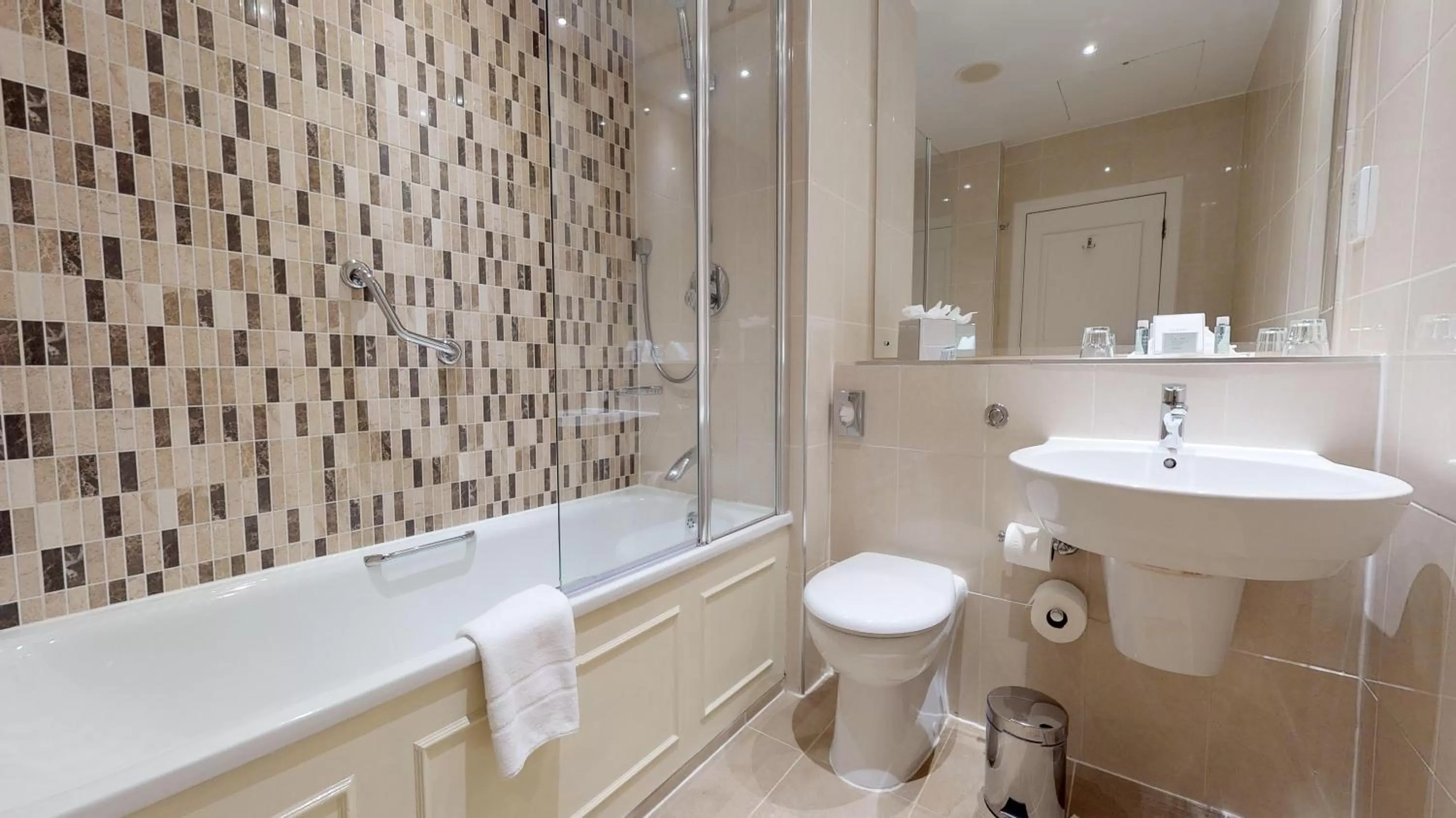 Toilet in Macdonald Burlington Hotel