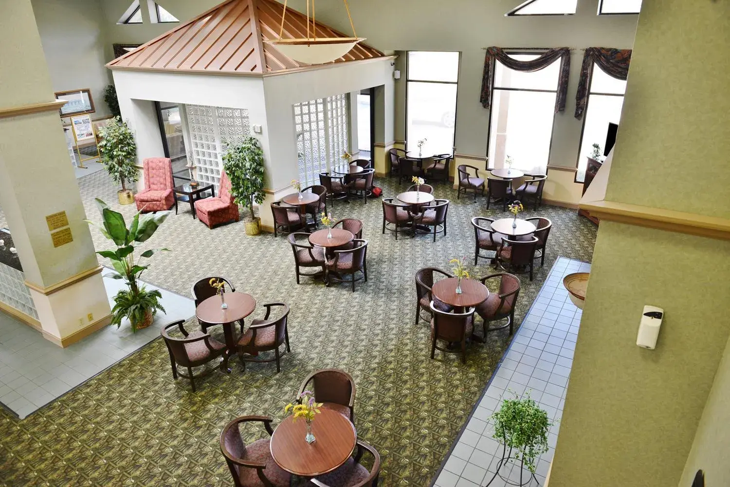 Living room, Restaurant/Places to Eat in Americas Best Value Inn - Tunica Resort