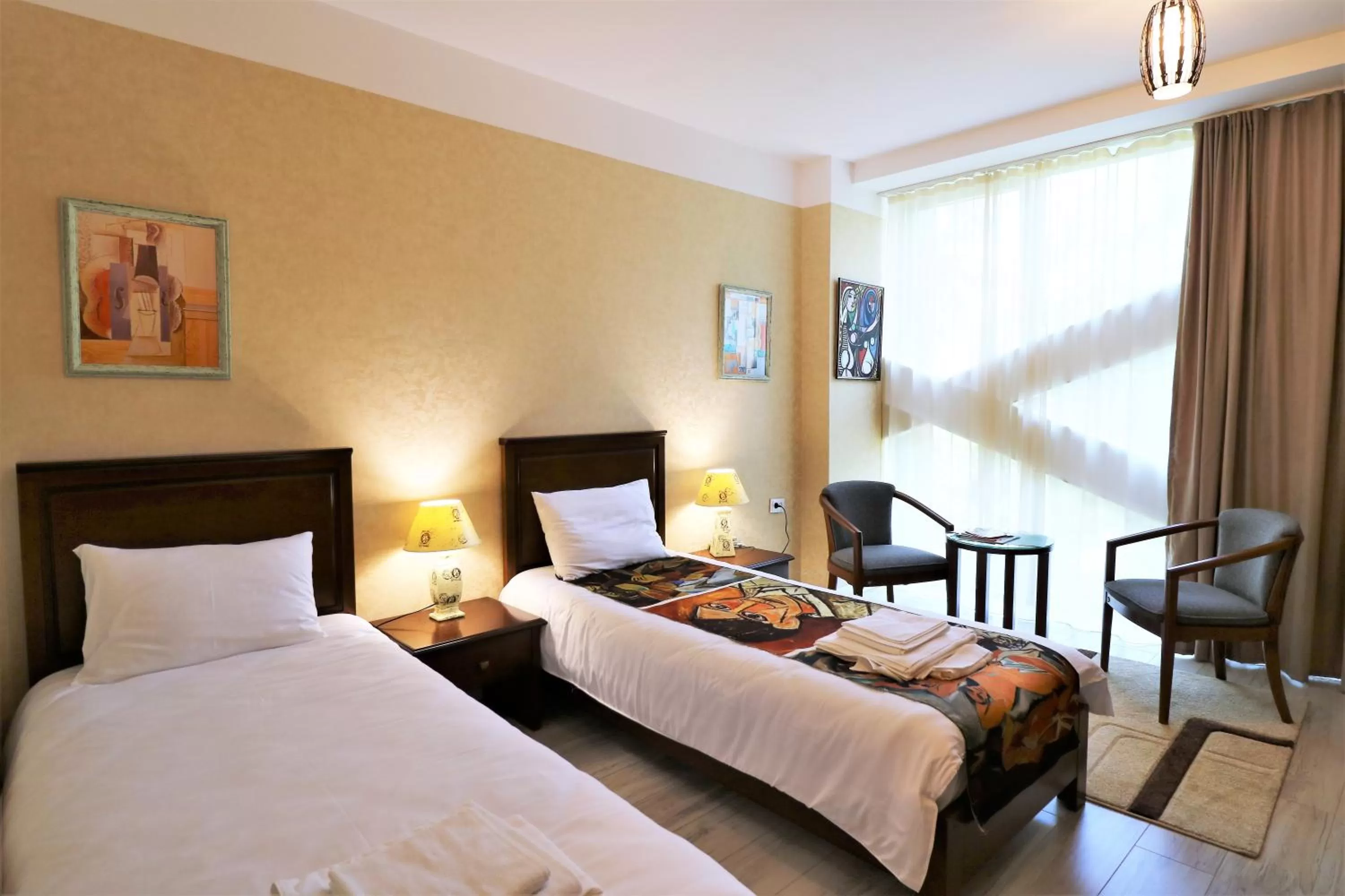 Photo of the whole room, Bed in Hotel Liberty Theatre