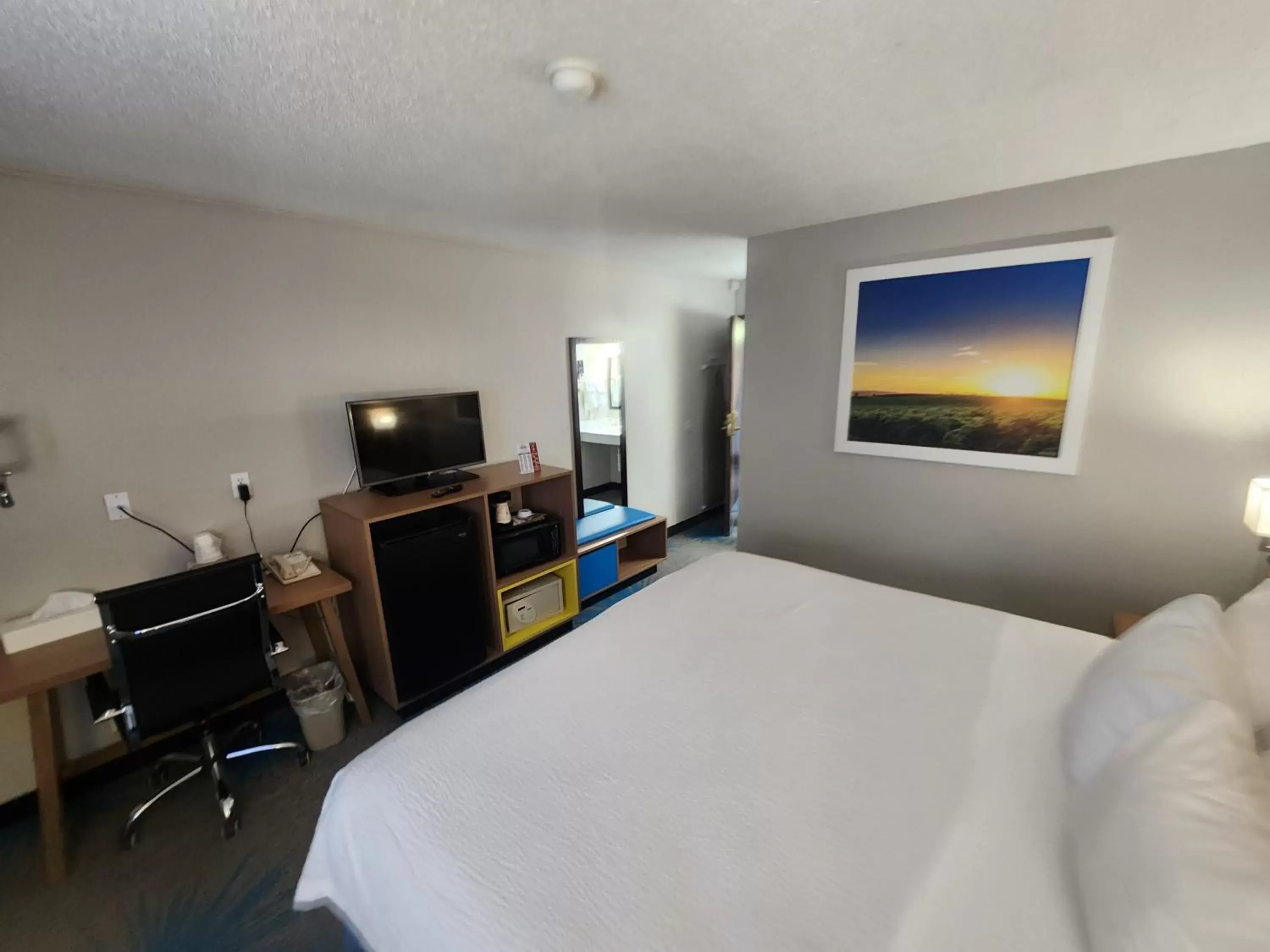 Bed, TV/Entertainment Center in Days Inn by Wyndham Sioux Falls Airport