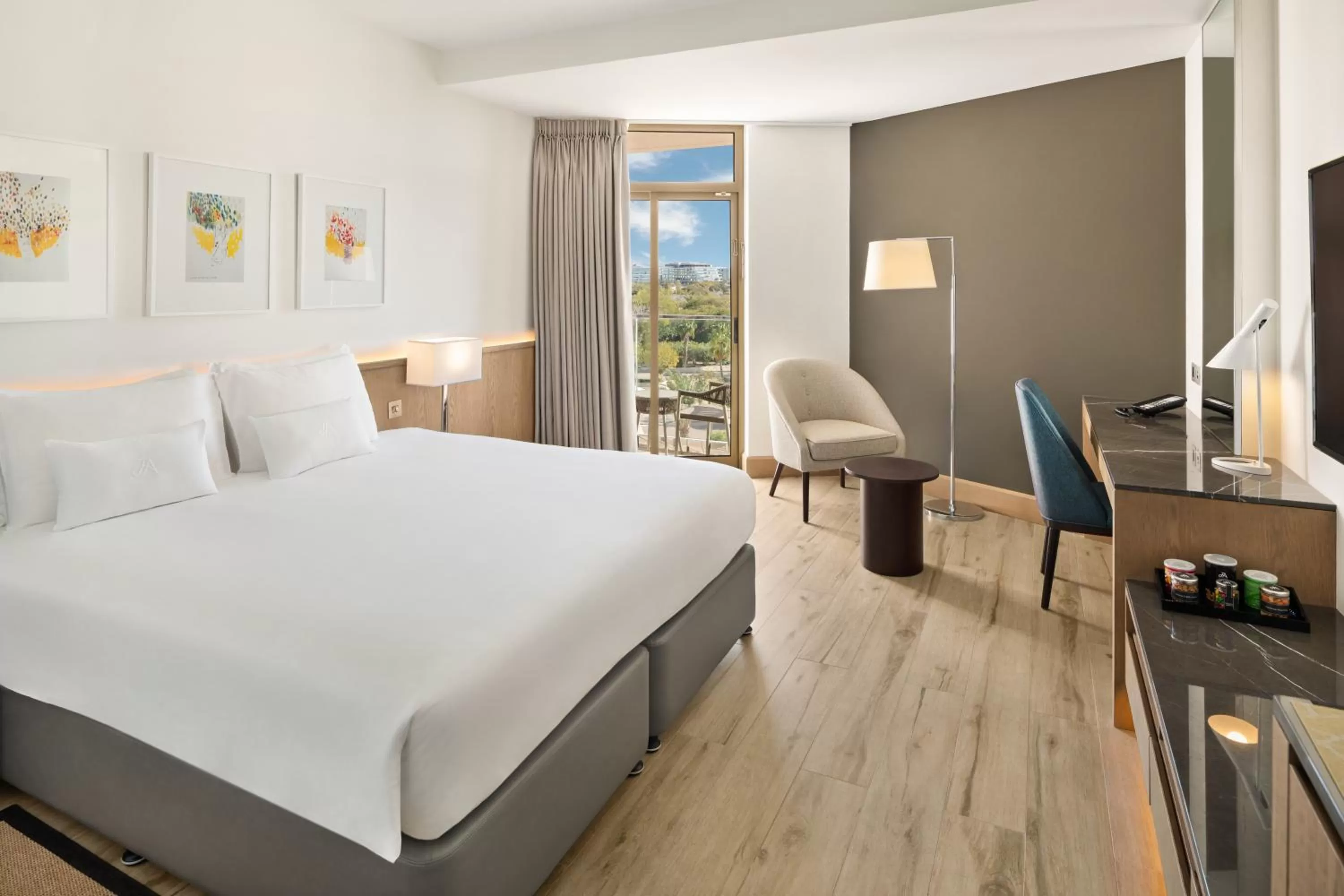 View (from property/room), Bed in JA Beach Hotel, Dubai