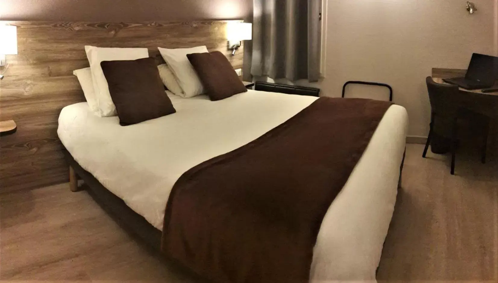 Connecting Quadruple Room in Brit Hotel Confort Pau Lons